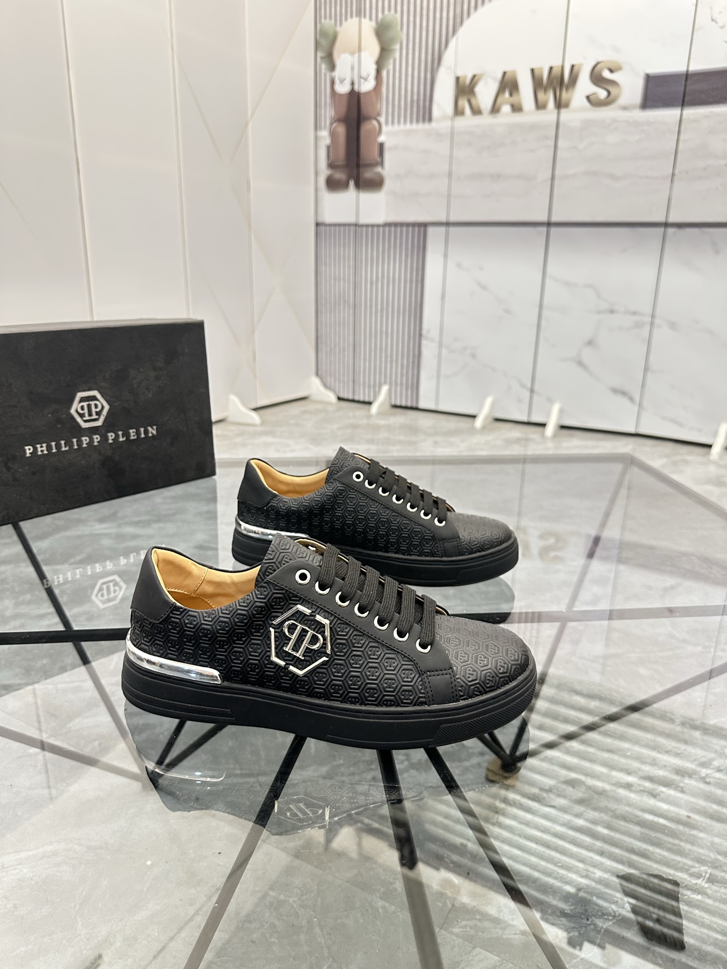 Precio de venta: P220Marca: PP*"Phillip Pry*" lowtop casual shoesTalla: 39-44 (38.45.46) Material: P
