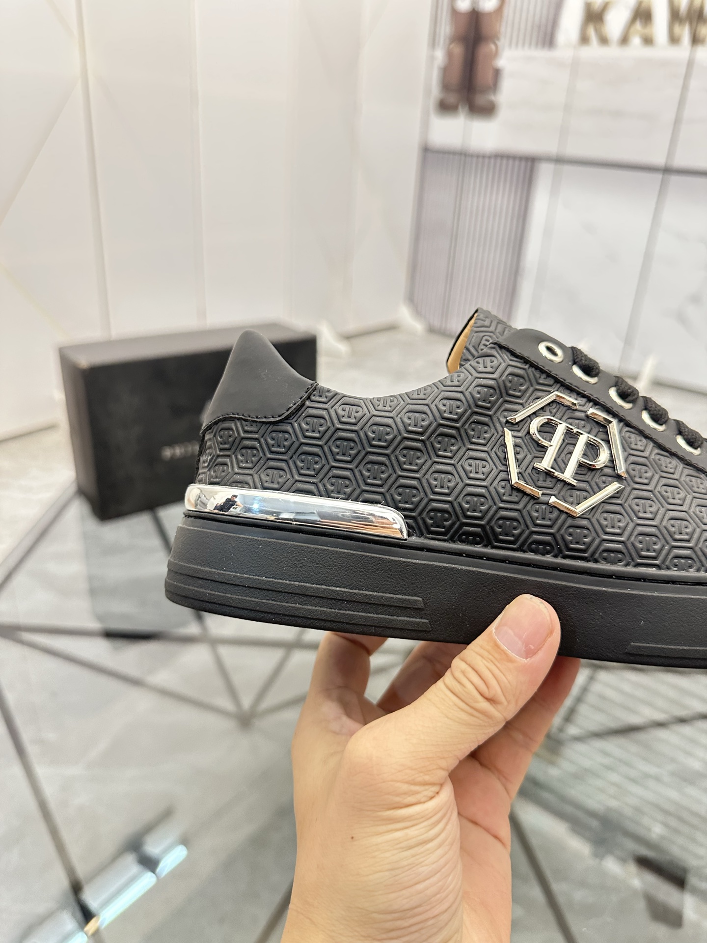 Precio de venta: P220Marca: PP*"Phillip Pry*" lowtop casual shoesTalla: 39-44 (38.45.46) Material: P