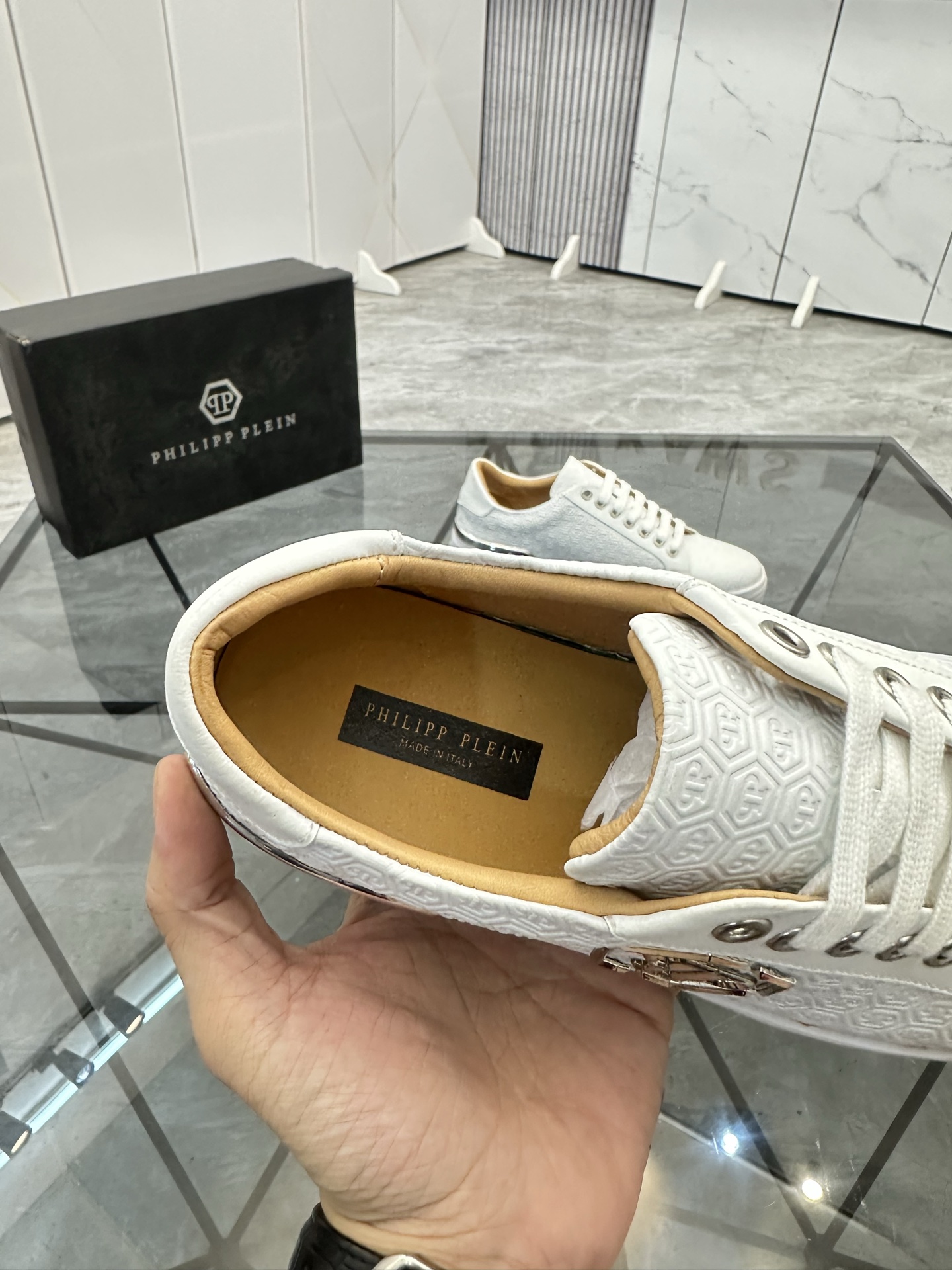 Precio de venta: P220Marca: PP*"Phillip Pry*" lowtop casual shoesTalla: 39-44 (38.45.46) Material: P