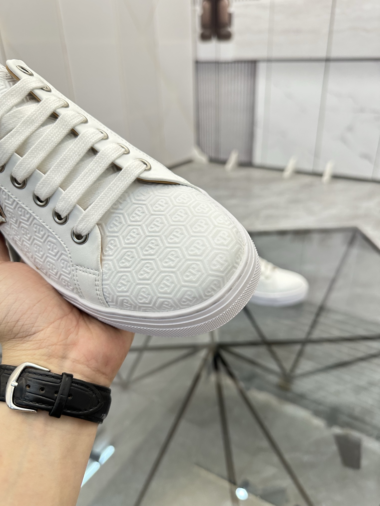Precio de venta: P220Marca: PP*"Phillip Pry*" lowtop casual shoesTalla: 39-44 (38.45.46) Material: P
