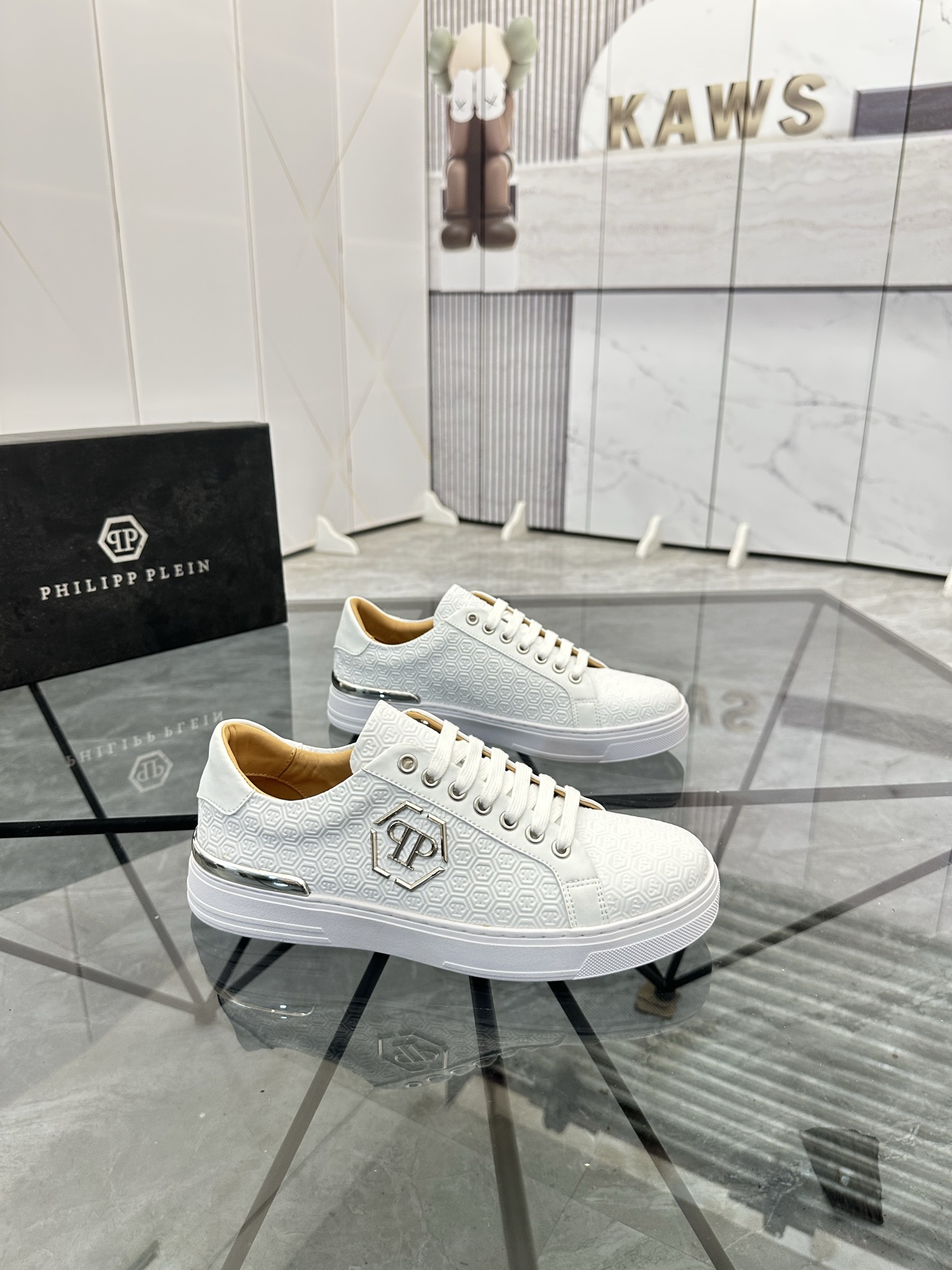 Precio de venta: P220Marca: PP*"Phillip Pry*" lowtop casual shoesTalla: 39-44 (38.45.46) Material: P