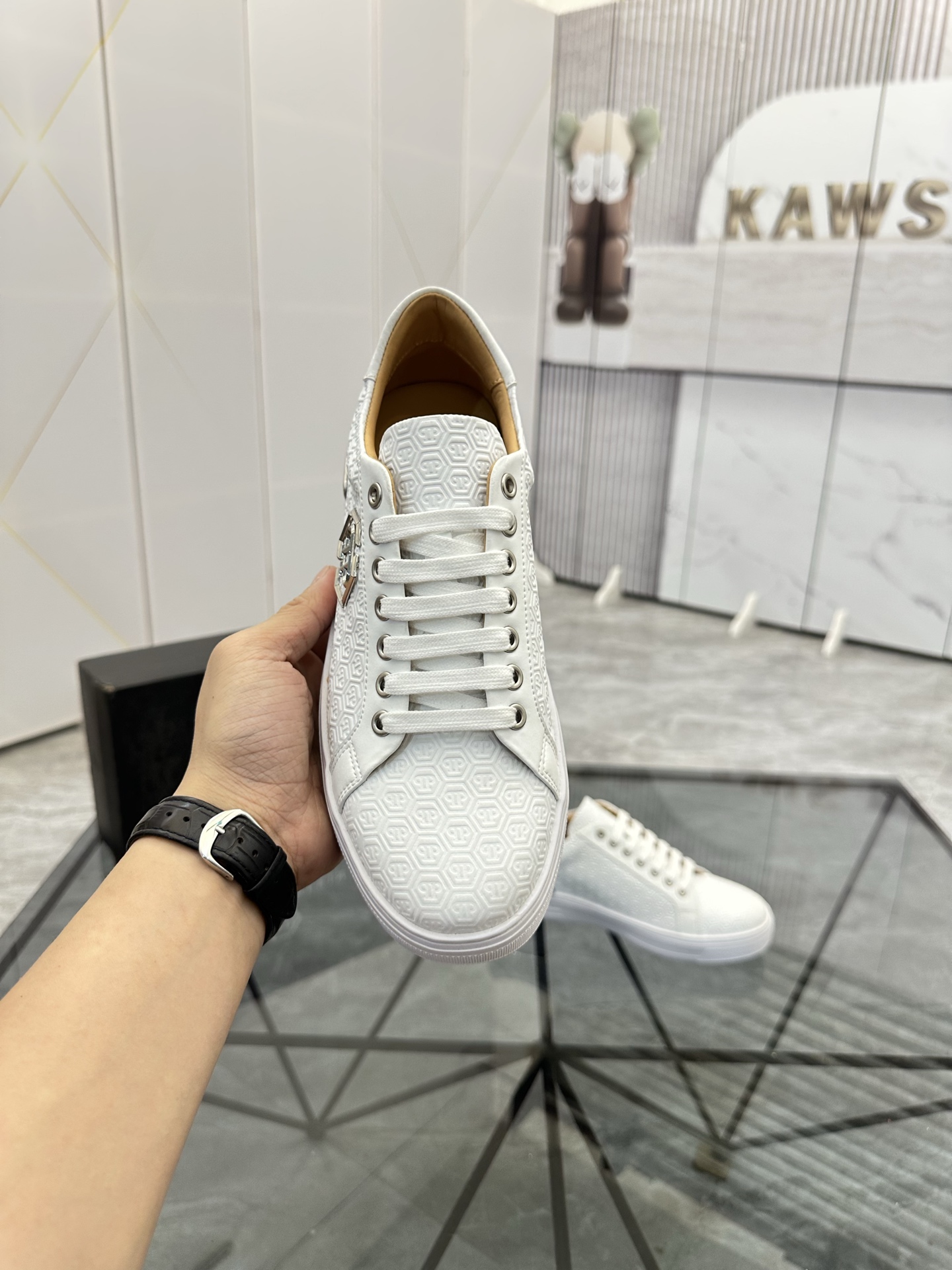 Precio de venta: P220Marca: PP*"Phillip Pry*" lowtop casual shoesTalla: 39-44 (38.45.46) Material: P