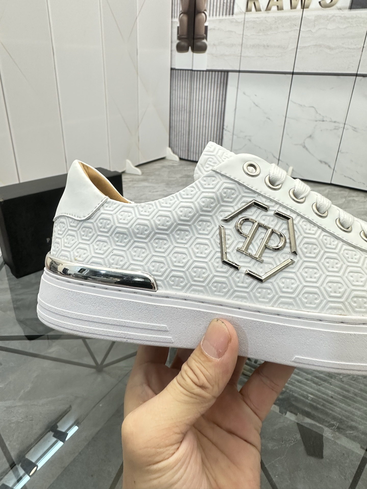 Precio de venta: P220Marca: PP*"Phillip Pry*" lowtop casual shoesTalla: 39-44 (38.45.46) Material: P