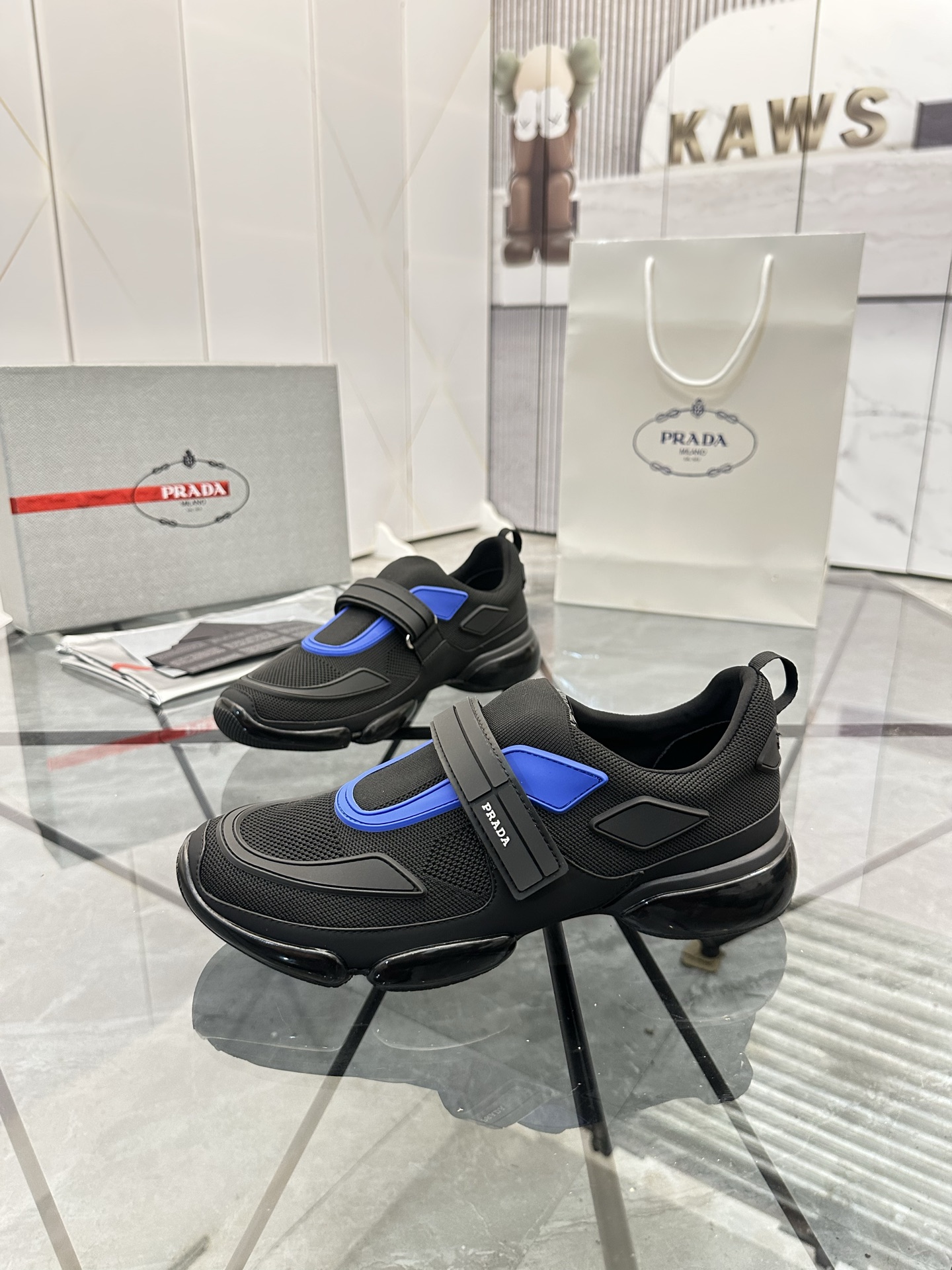Precio de venta: P230 Artículos de alta gama y máxima calidadMarca: Prada *