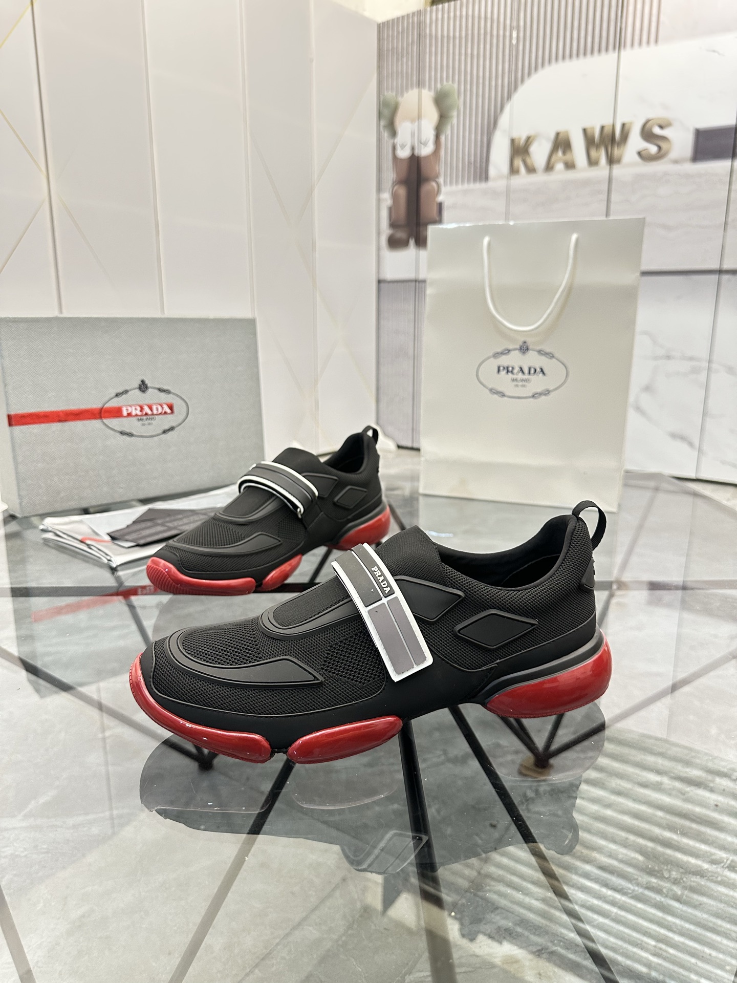Precio de venta: P230 Artículos de alta gama y máxima calidadMarca: Prada *