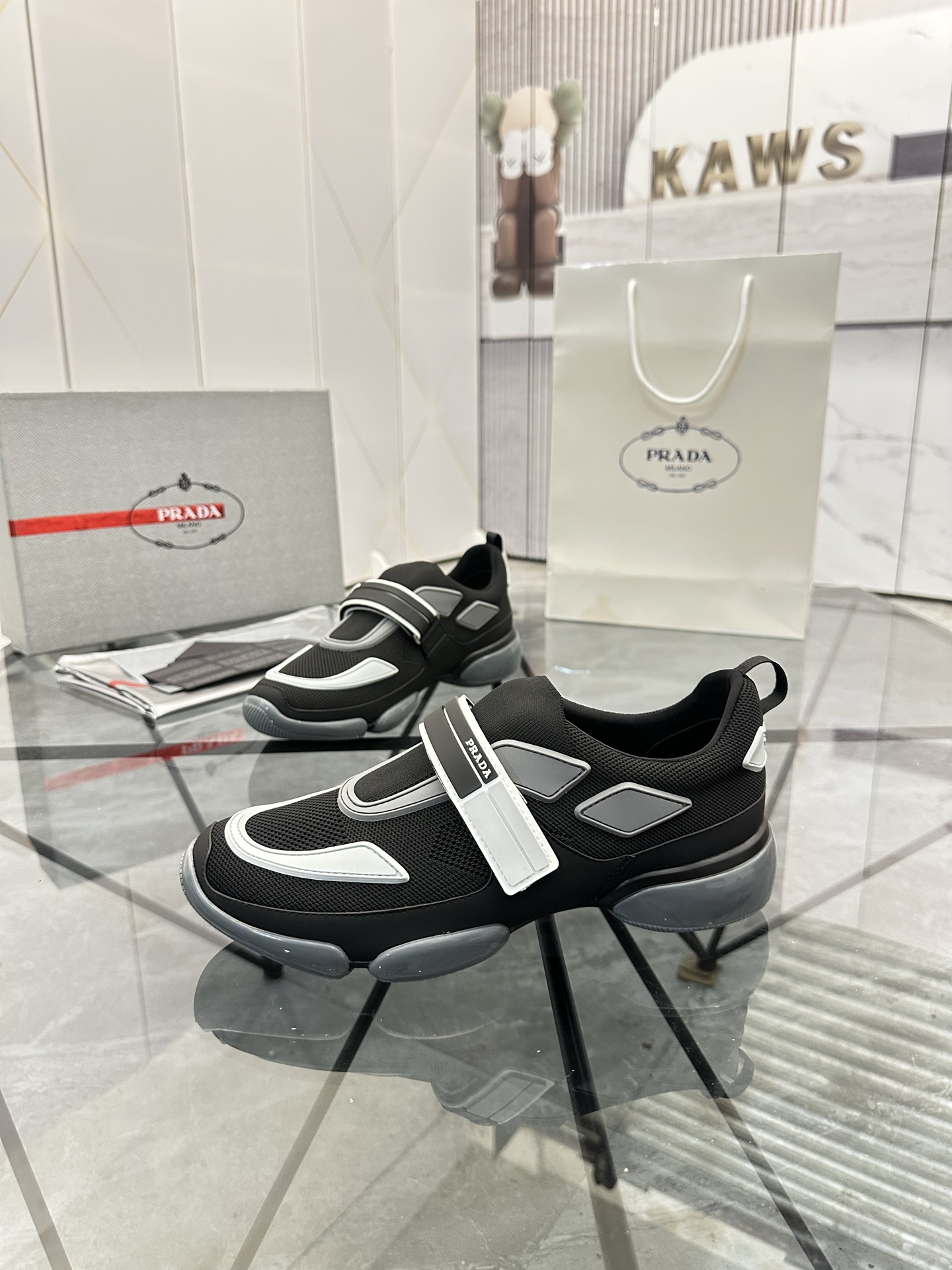 Precio de venta: P230 Artículos de alta gama y máxima calidadMarca: Prada *