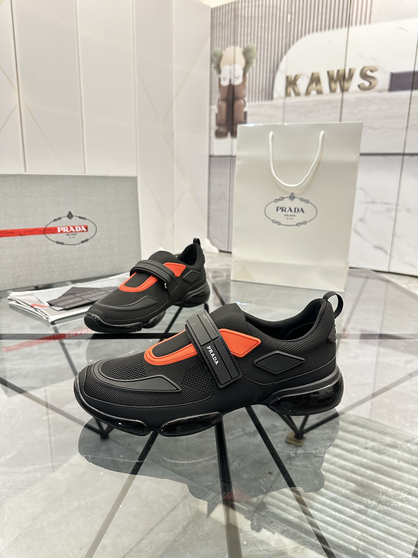 Precio de venta: P230 Artículos de alta gama y máxima calidadMarca: Prada *