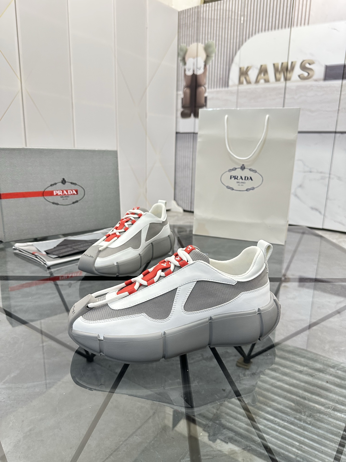 Precio de venta: P250 Artículos de alta gama y máxima calidadMarca: Prada *