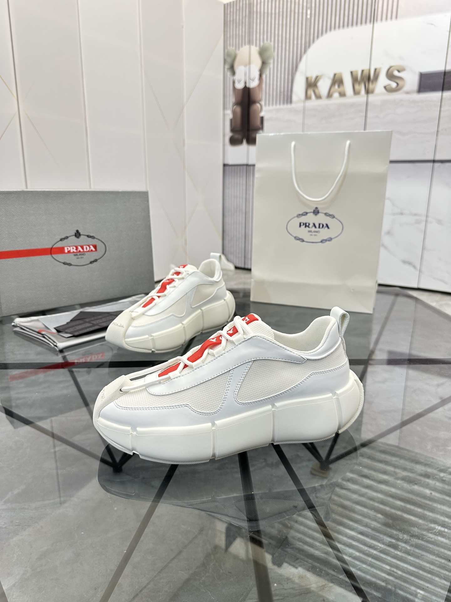 Precio de venta: P250 Artículos de alta gama y máxima calidadMarca: Prada *