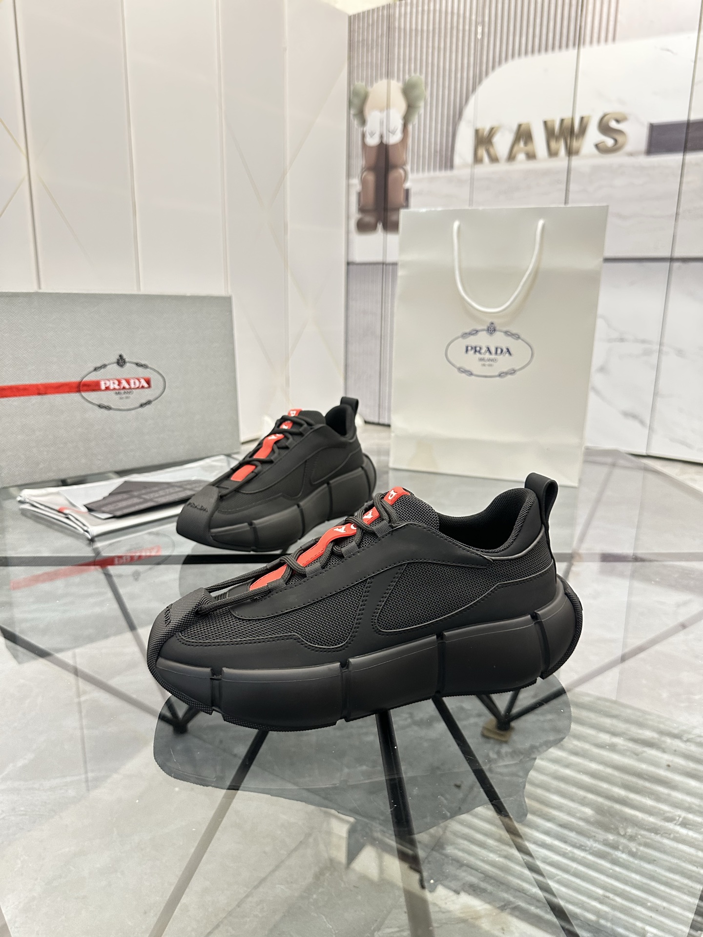 Precio de venta: P250 Artículos de alta gama y máxima calidadMarca: Prada *