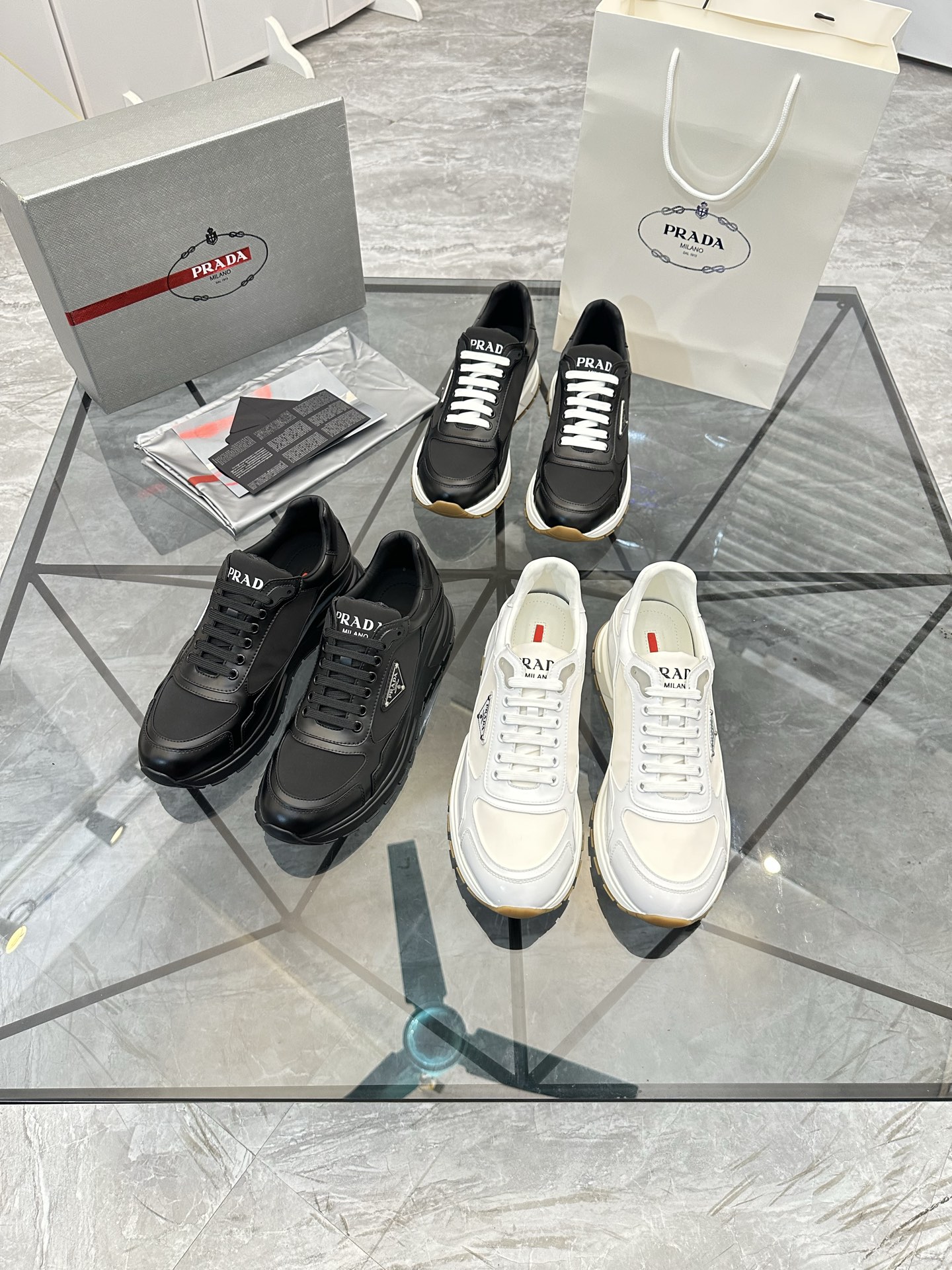 Precio de venta: P270 Artículos de alta gama y máxima calidadMarca: Prada *"Prada*" mocasines de cañ