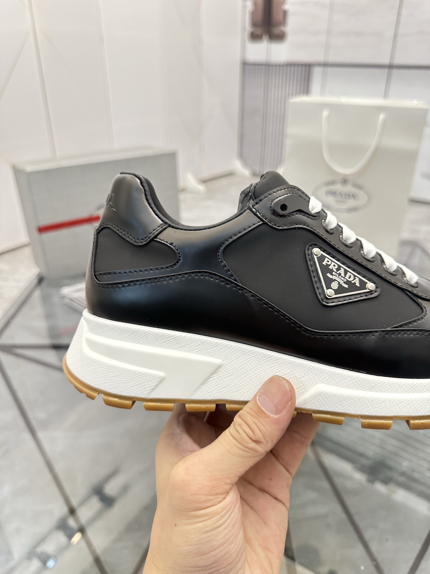 Precio de venta: P270 Artículos de alta gama y máxima calidadMarca: Prada *"Prada*" mocasines de cañ