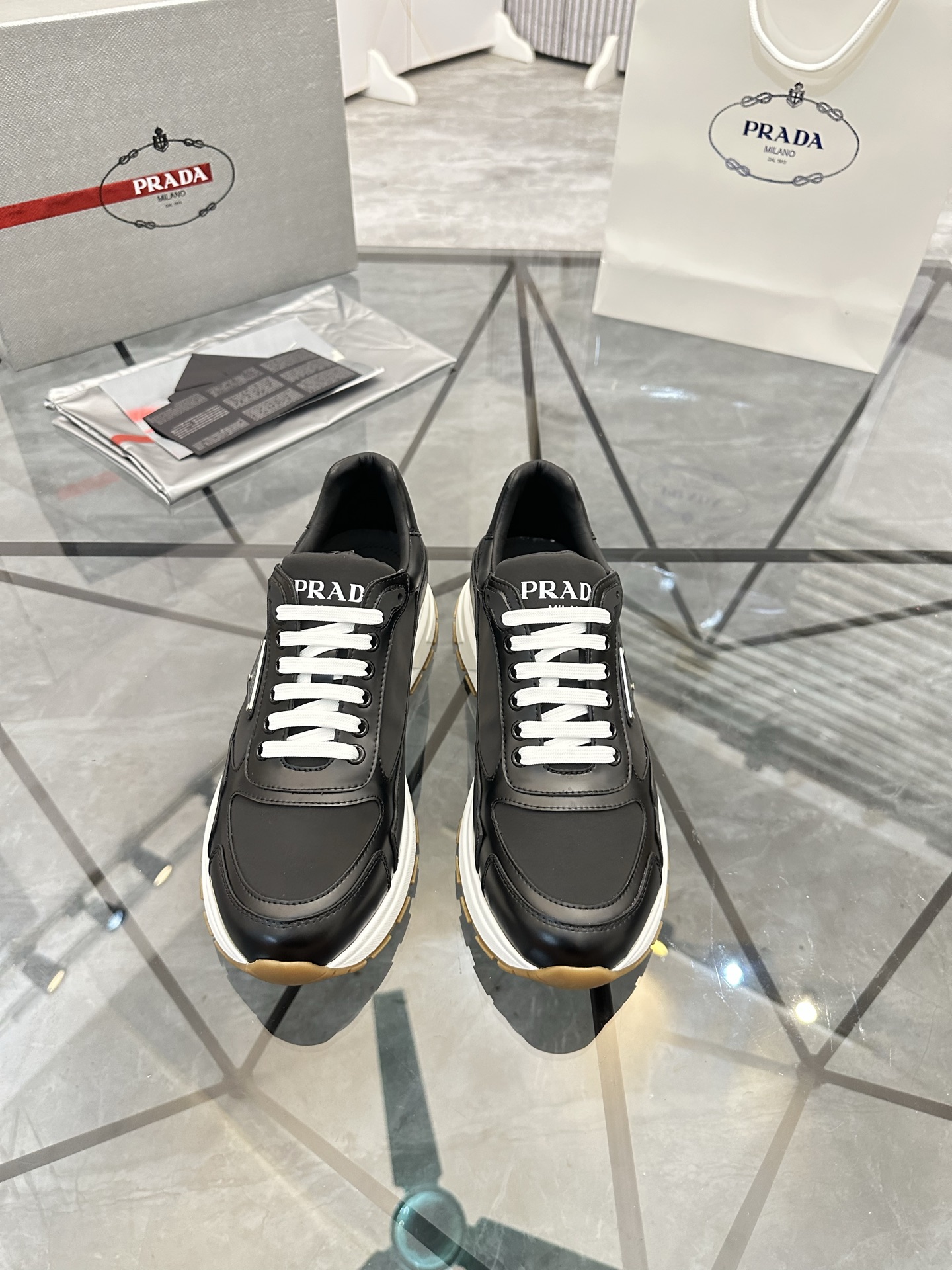 Precio de venta: P270 Artículos de alta gama y máxima calidadMarca: Prada *"Prada*" mocasines de cañ