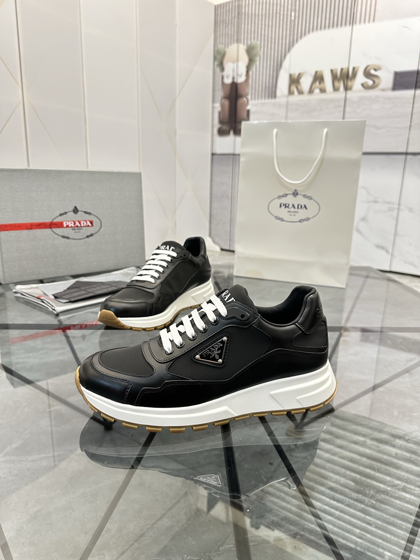 Precio de venta: P270 Artículos de alta gama y máxima calidadMarca: Prada *