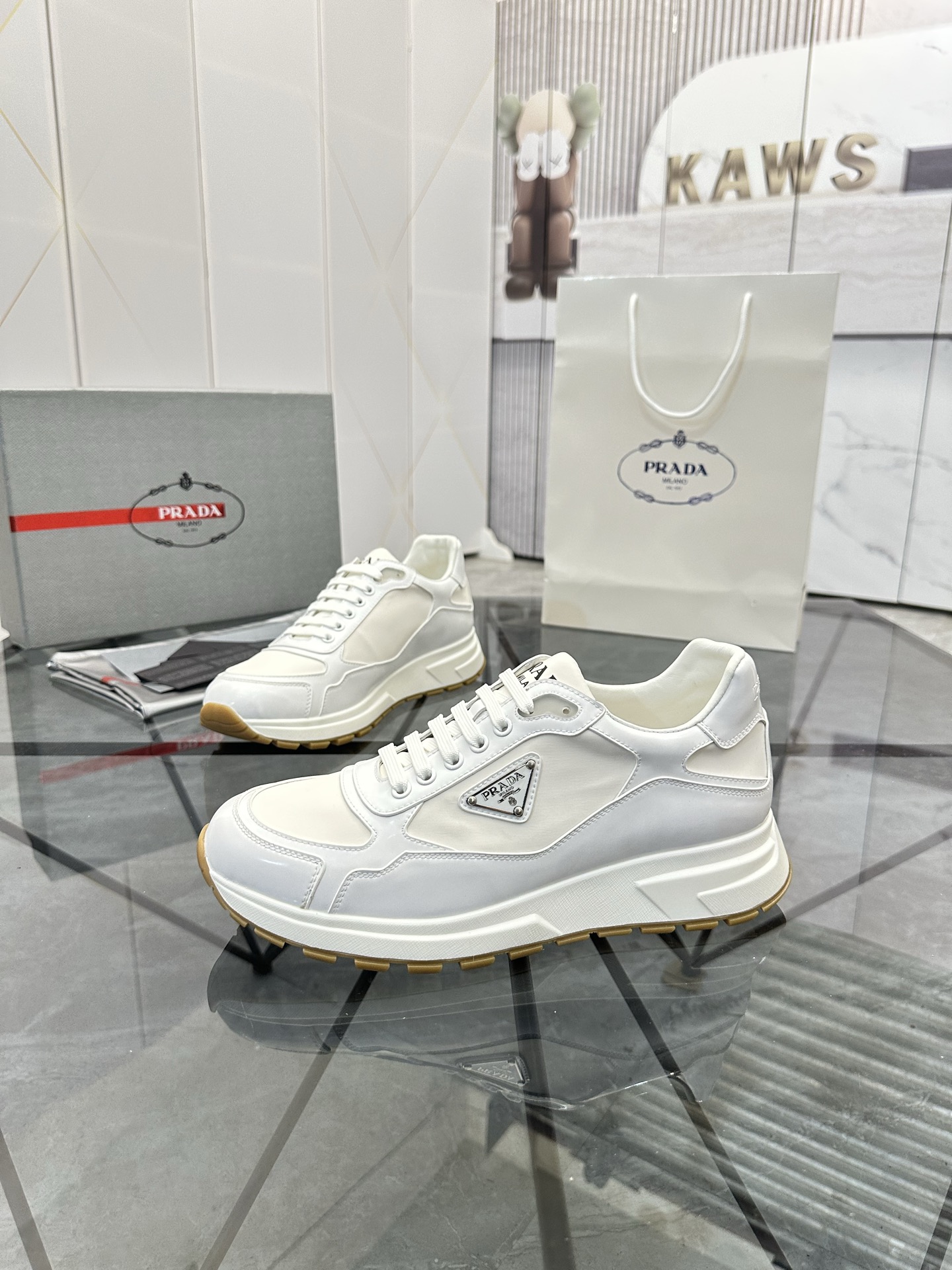 Precio de venta: P270 Artículos de alta gama y máxima calidadMarca: Prada *