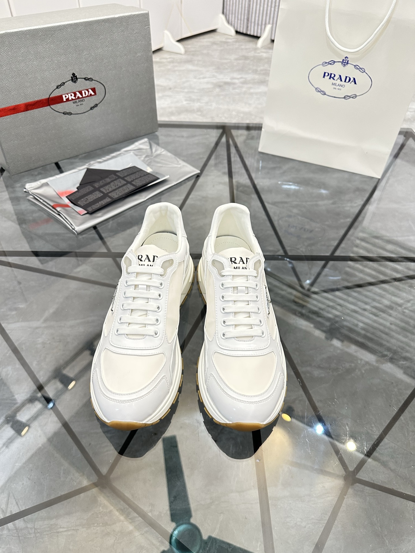 Precio de venta: P270 Artículos de alta gama y máxima calidadMarca: Prada *"Prada*" mocasines de cañ