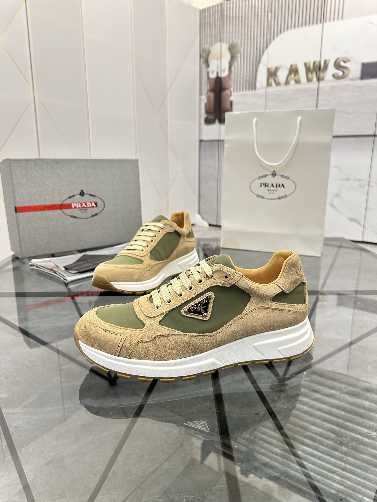 Precio de venta: P270 Artículos de alta gama y máxima calidadMarca: Prada *