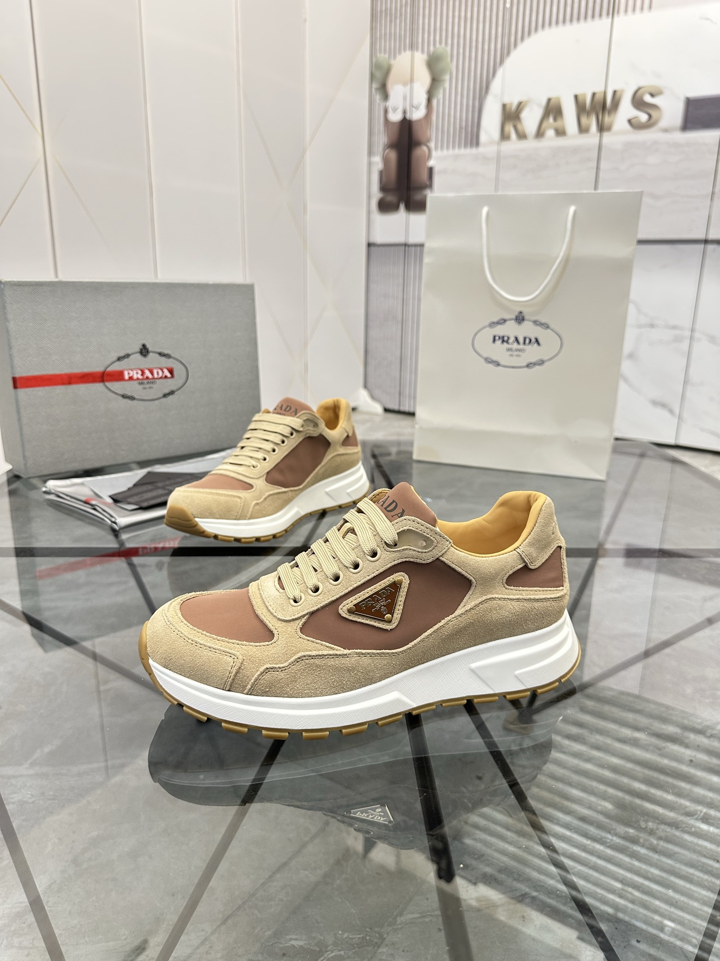 Precio de venta: P270 Artículos de alta gama y máxima calidadMarca: Prada *