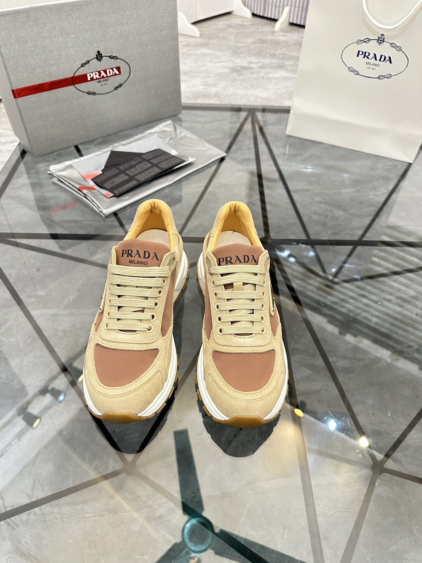 Precio de venta: P270 Artículos de alta gama y máxima calidadMarca: Prada *"Prada*" mocasines de cañ