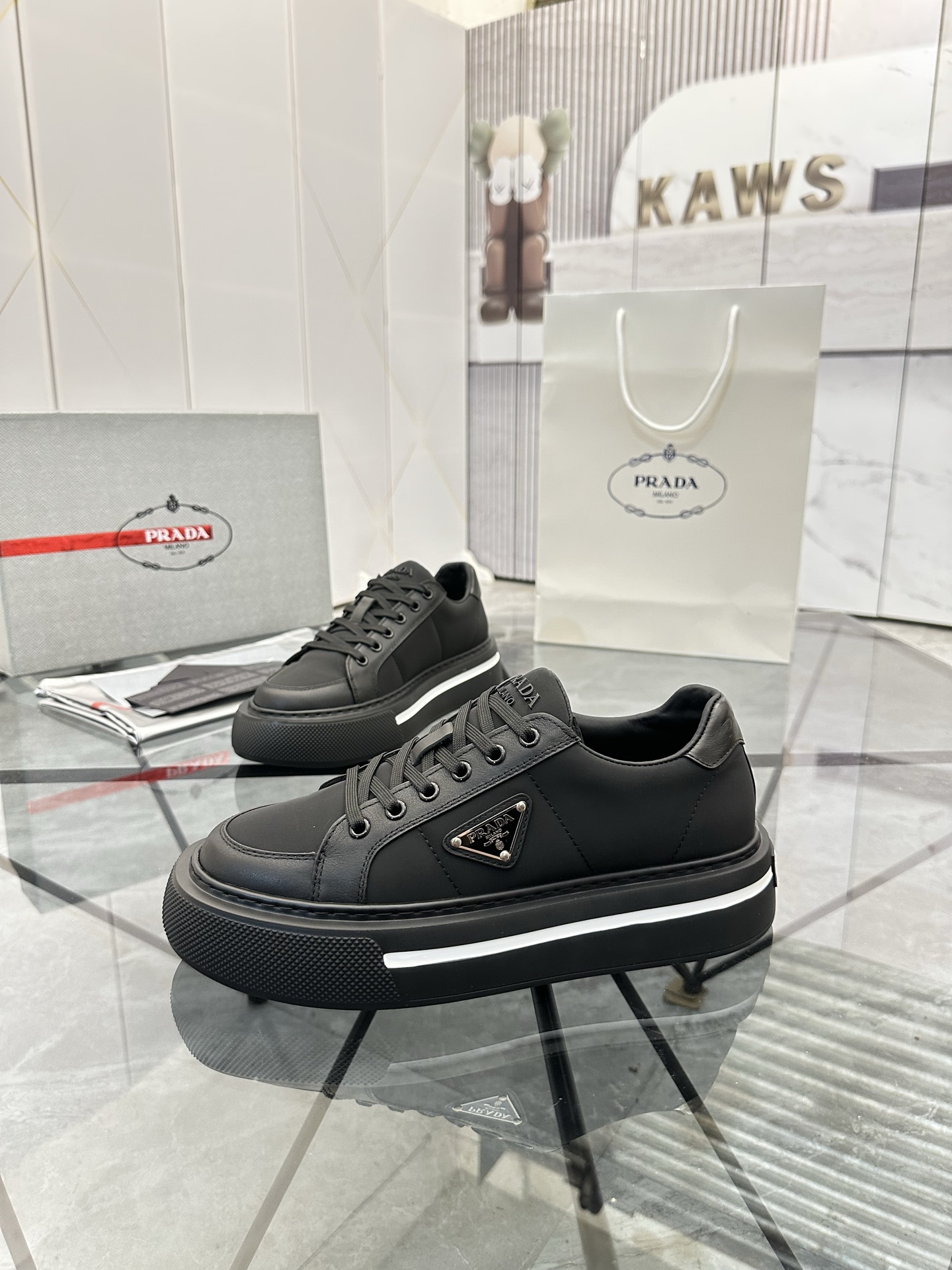 Precio de venta: P270 Artículos de alta gama y máxima calidadMarca: Prada *