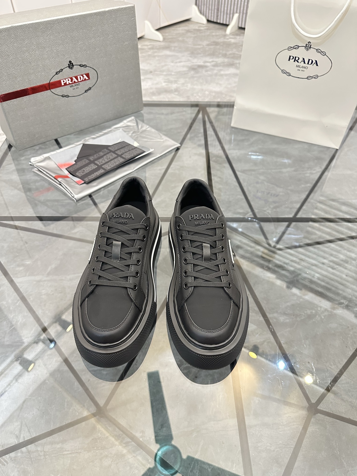 Precio de venta: P270 Artículos de alta gama y máxima calidadMarca: Prada *"Prada*" mocasines de cañ