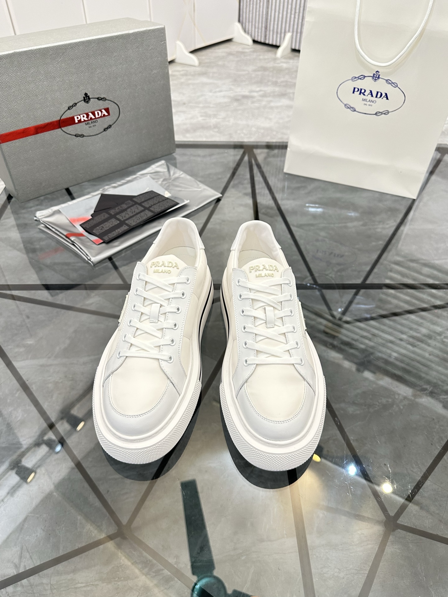 Precio de venta: P270 Artículos de alta gama y máxima calidadMarca: Prada *"Prada*" mocasines de cañ