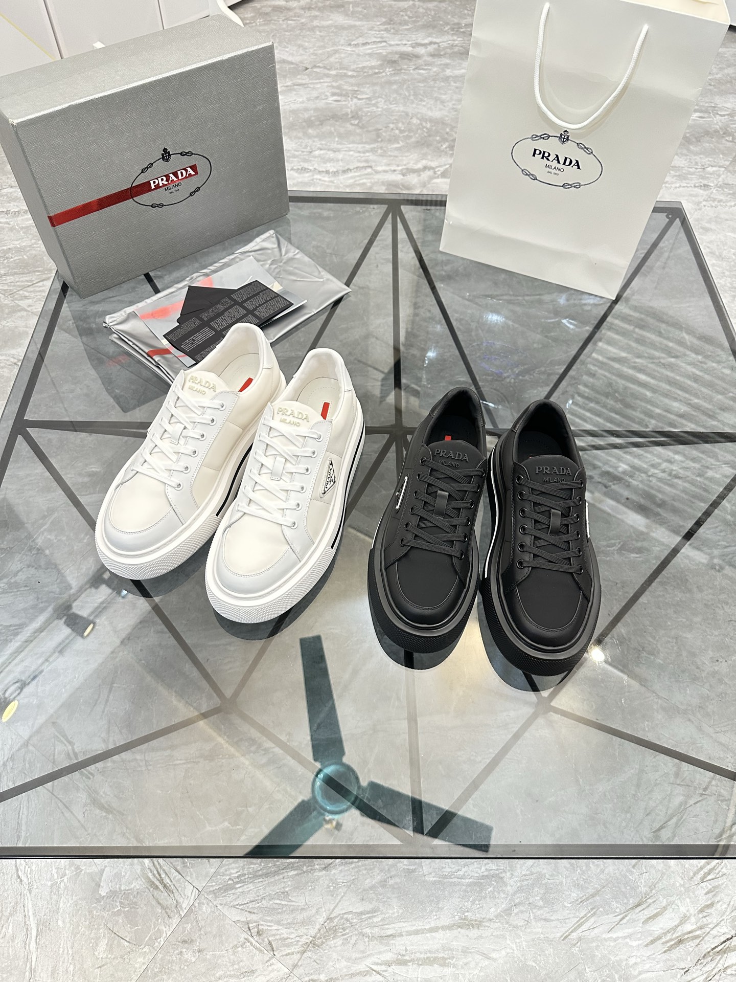 Precio de venta: P270 Artículos de alta gama y máxima calidadMarca: Prada *"Prada*" mocasines de cañ