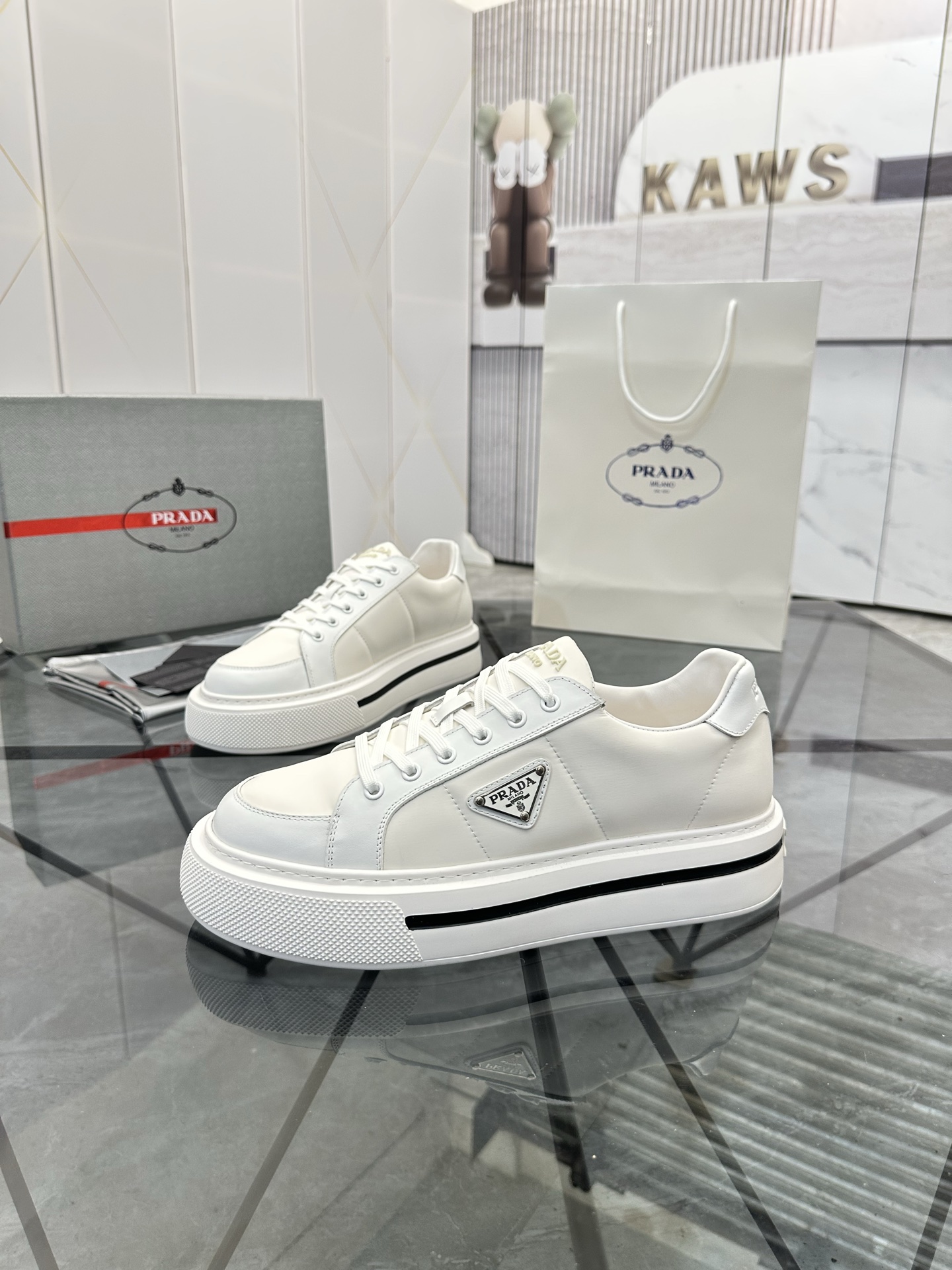 Precio de venta: P270 Artículos de alta gama y máxima calidadMarca: Prada *