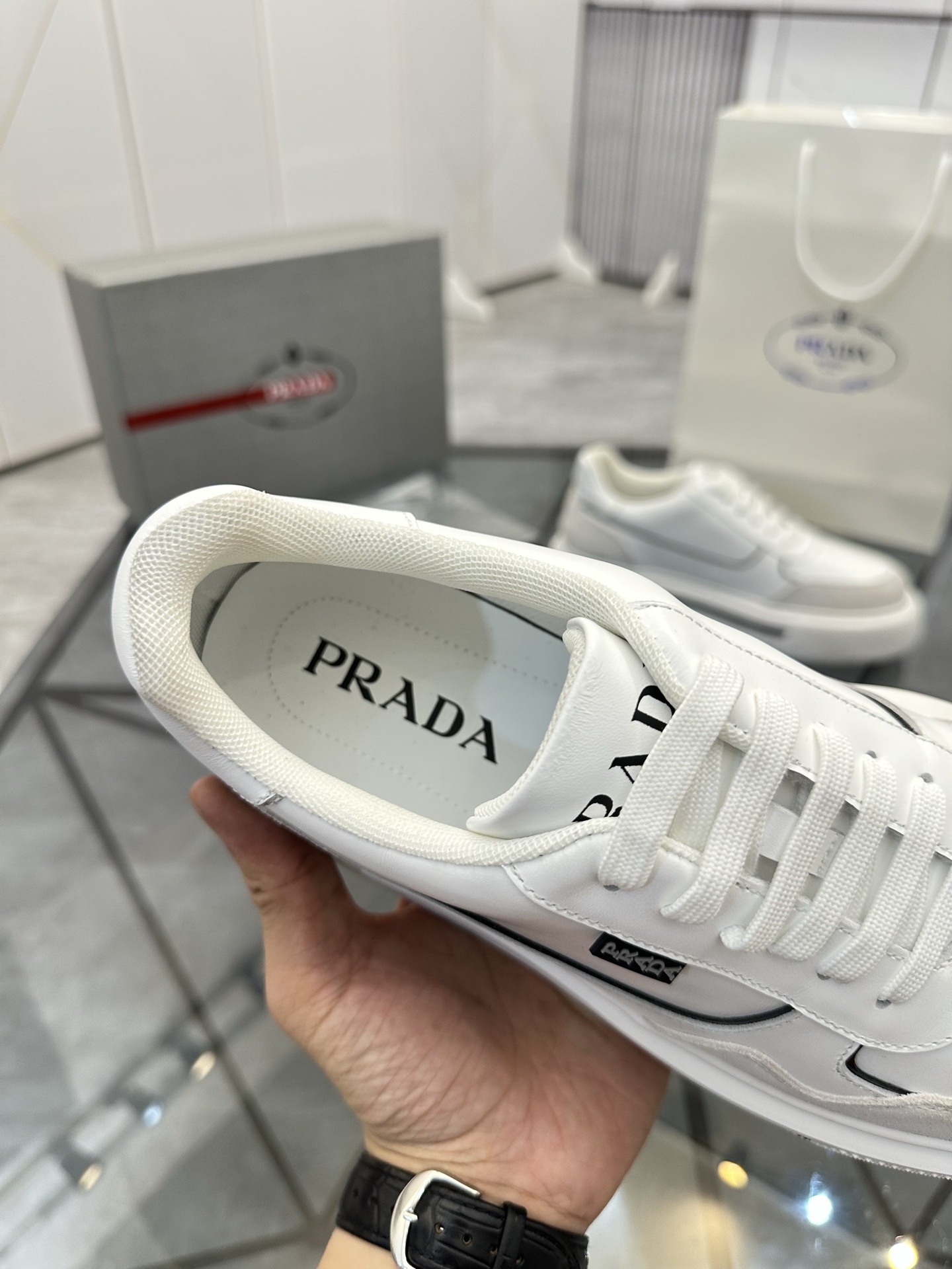 Precio de venta: P270 Artículos de alta gama y máxima calidadMarca: Prada *"Prada*" lowtop loafersTa