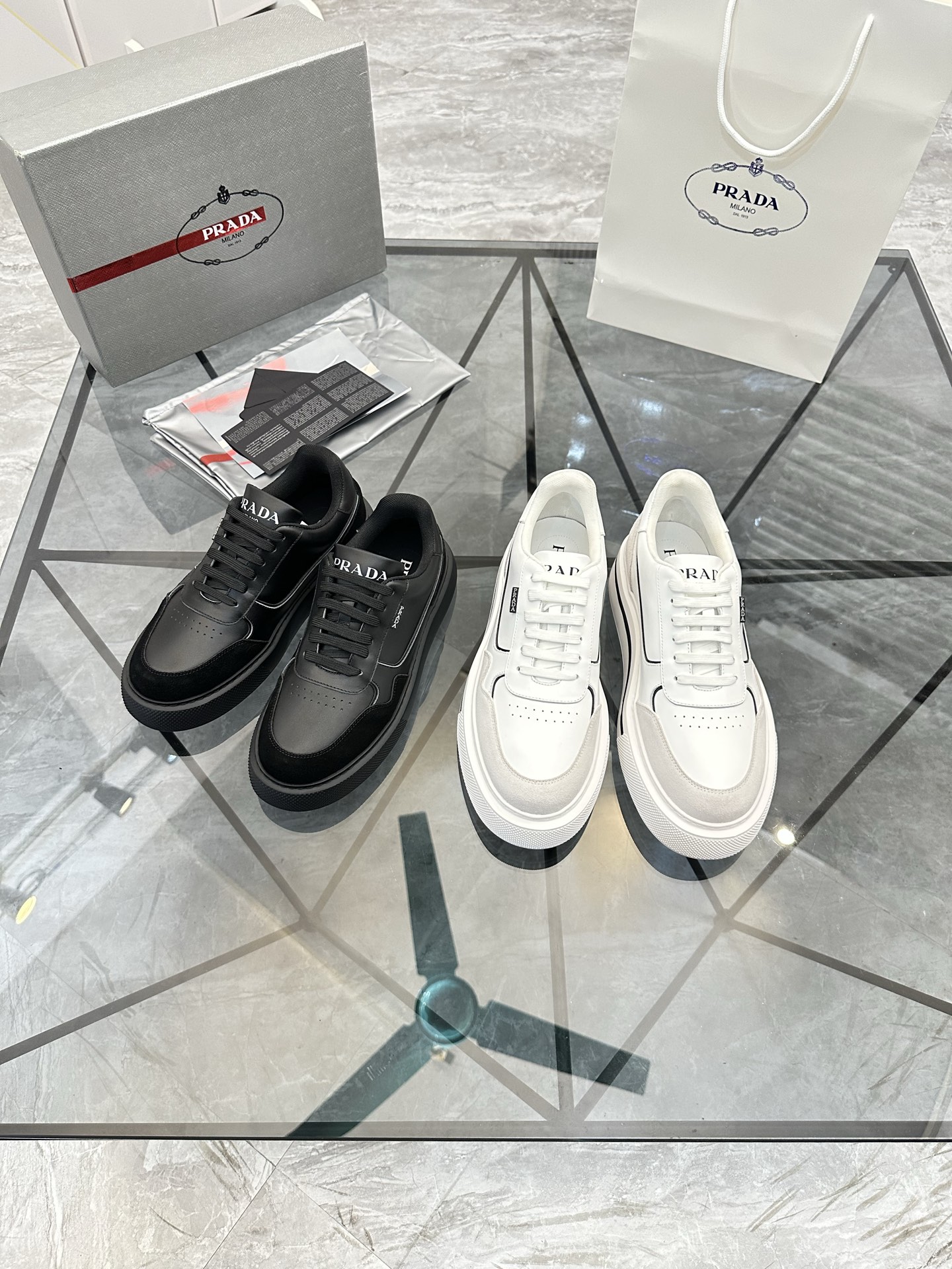 Precio de venta: P270 Artículos de alta gama y máxima calidadMarca: Prada *"Prada*" lowtop loafersTa