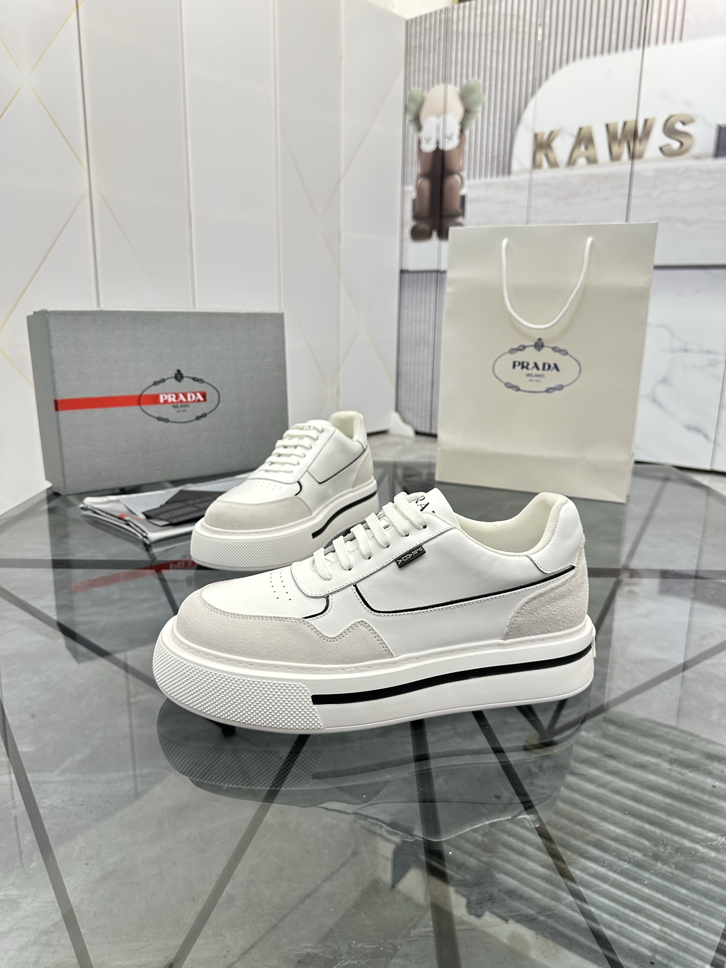 Precio de venta: P270 Artículos de alta gama y máxima calidadMarca: Prada *