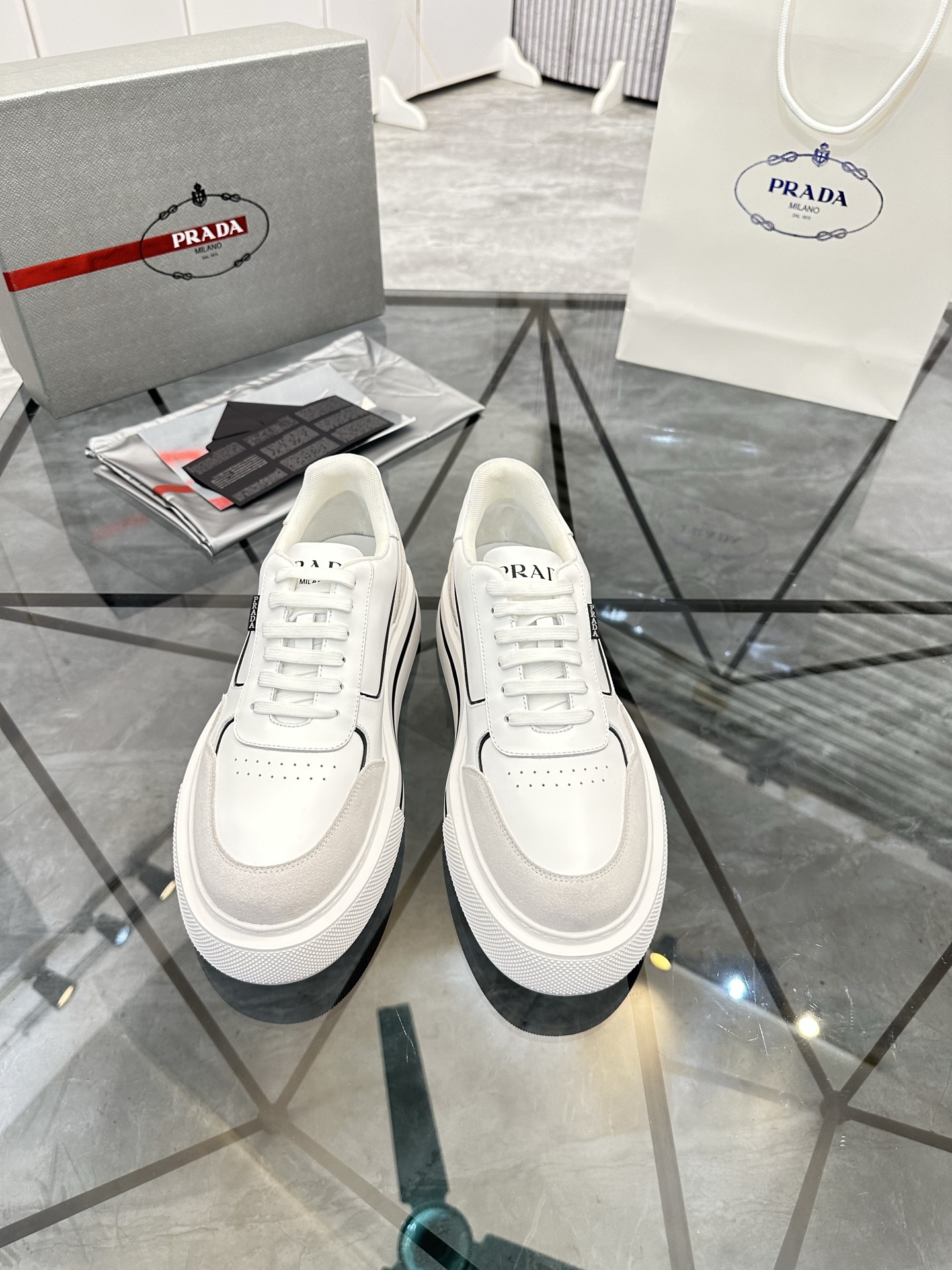 Precio de venta: P270 Artículos de alta gama y máxima calidadMarca: Prada *"Prada*" lowtop loafersTa
