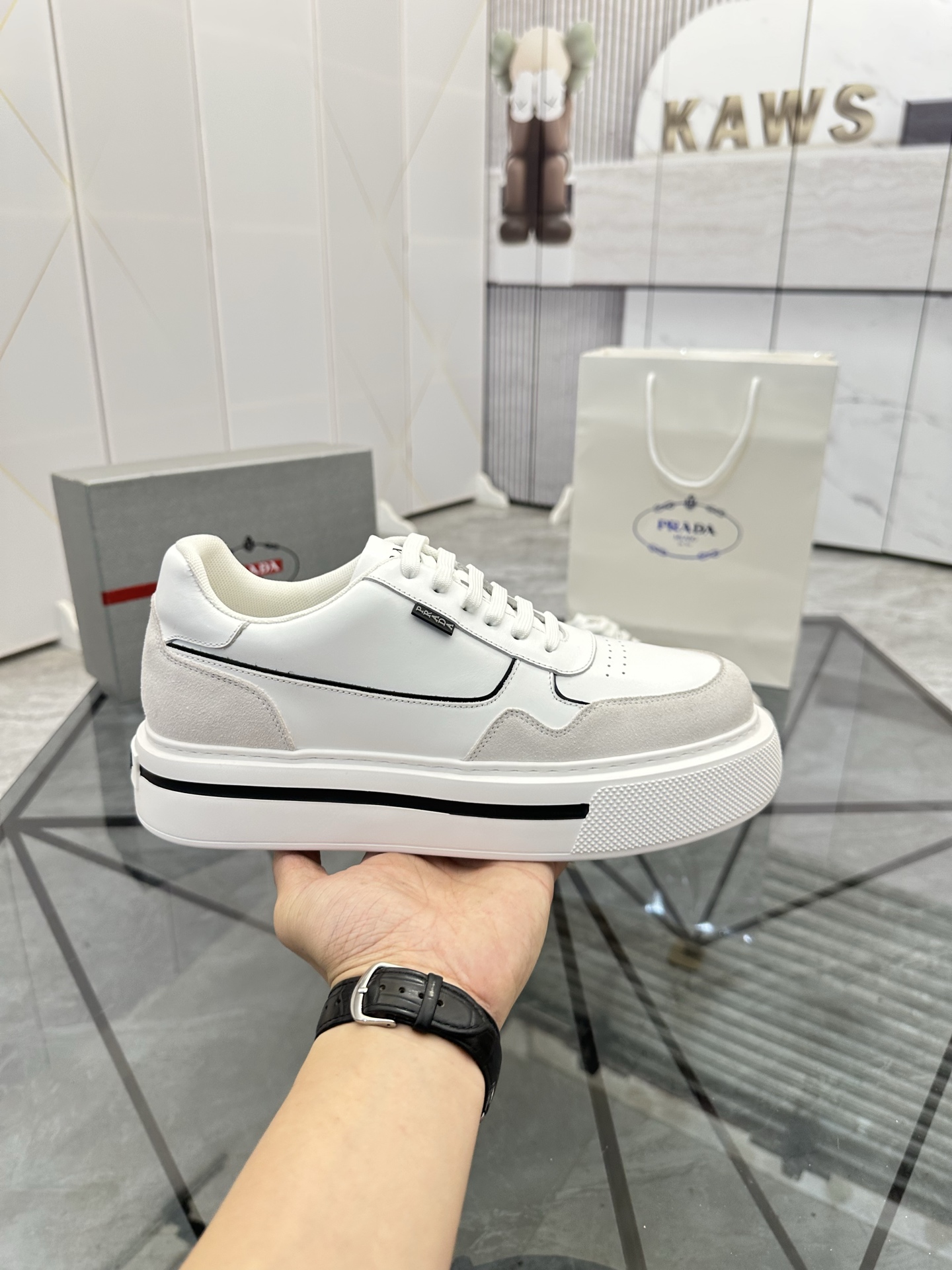 Precio de venta: P270 Artículos de alta gama y máxima calidadMarca: Prada *"Prada*" lowtop loafersTa