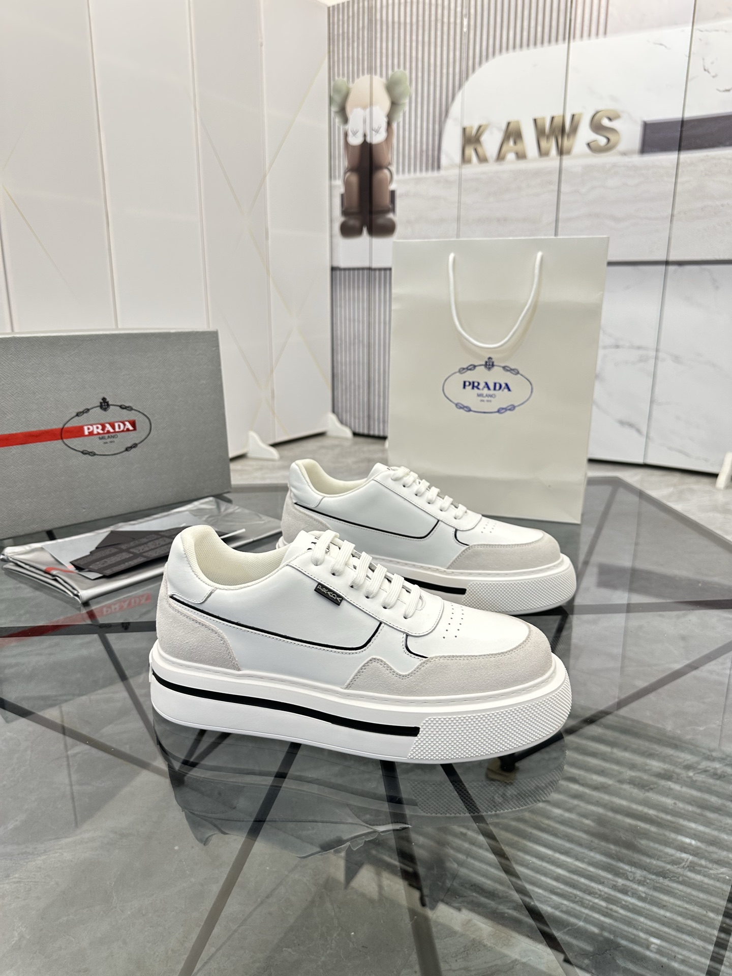 Precio de venta: P270 Artículos de alta gama y máxima calidadMarca: Prada *"Prada*" lowtop loafersTa