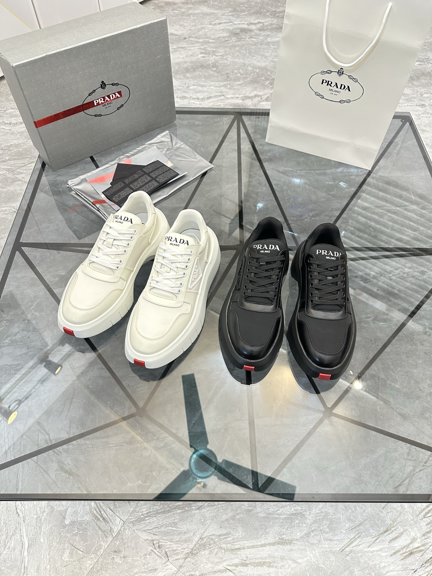Precio de venta: P290 Artículos de alta gama y máxima calidadMarca: Prada *"Prada*" lowtop loafersTa