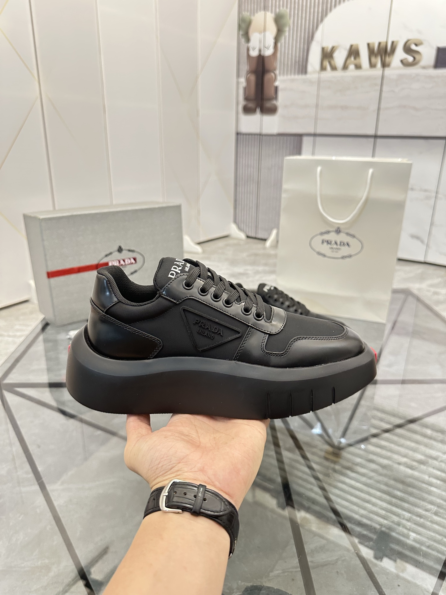 Precio de venta: P290 Artículos de alta gama y máxima calidadMarca: Prada *"Prada*" lowtop loafersTa