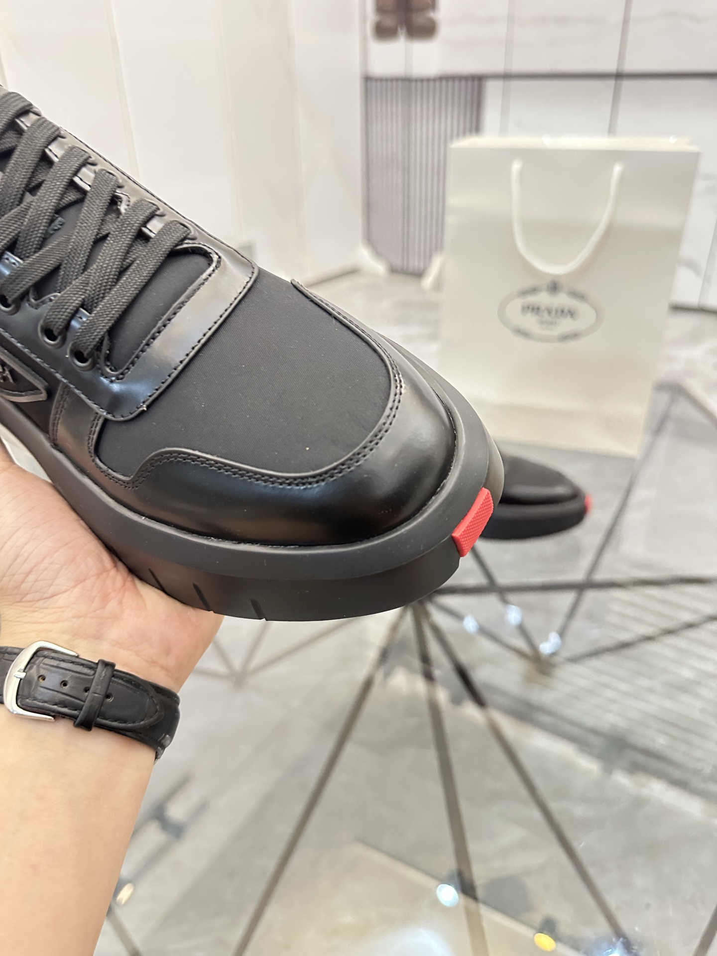 Precio de venta: P290 Artículos de alta gama y máxima calidadMarca: Prada *"Prada*" lowtop loafersTa