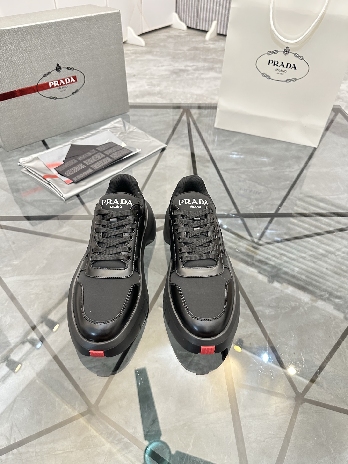 Precio de venta: P290 Artículos de alta gama y máxima calidadMarca: Prada *"Prada*" lowtop loafersTa