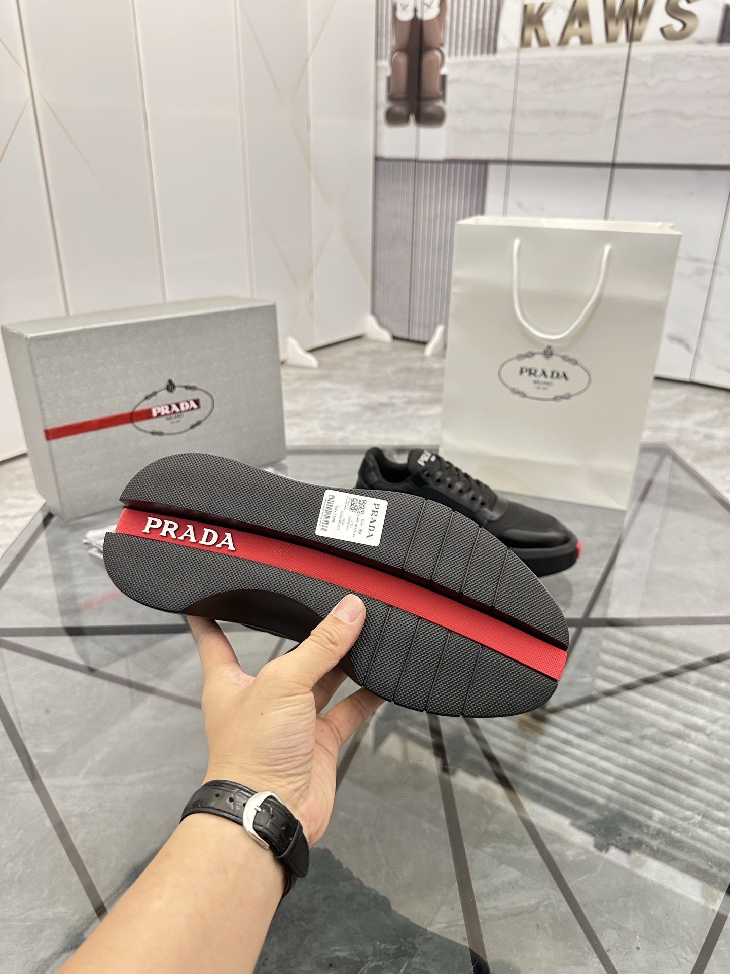 Precio de venta: P290 Artículos de alta gama y máxima calidadMarca: Prada *"Prada*" lowtop loafersTa