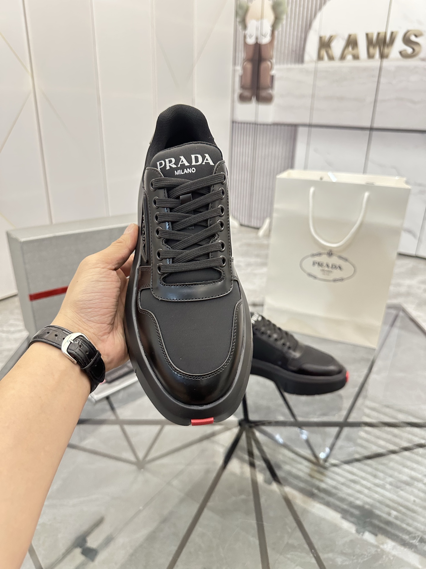 Precio de venta: P290 Artículos de alta gama y máxima calidadMarca: Prada *"Prada*" lowtop loafersTa