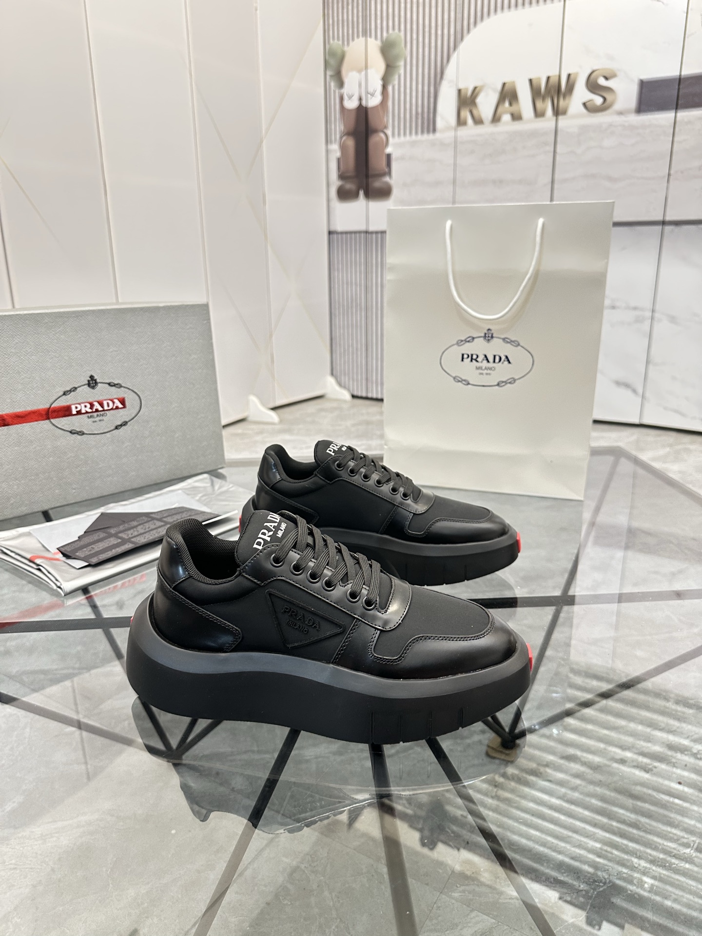 Precio de venta: P290 Artículos de alta gama y máxima calidadMarca: Prada *"Prada*" lowtop loafersTa