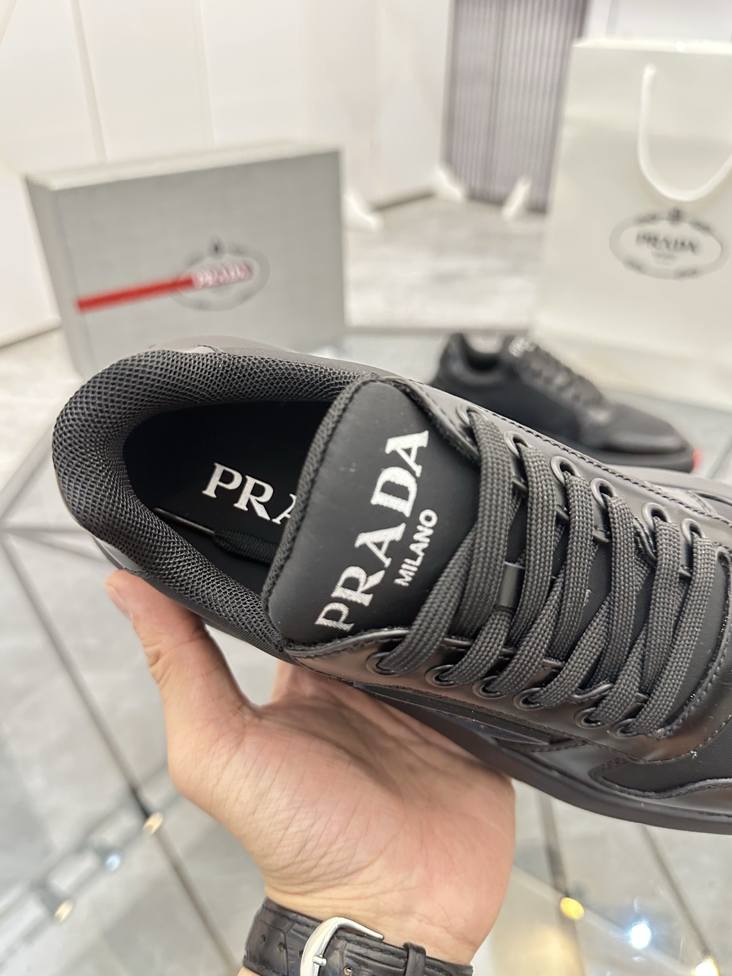 Precio de venta: P290 Artículos de alta gama y máxima calidadMarca: Prada *"Prada*" lowtop loafersTa