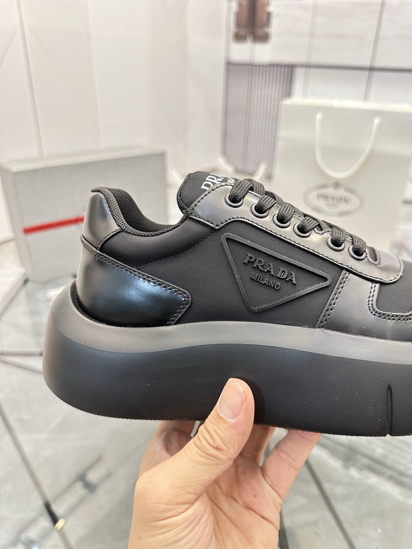 Precio de venta: P290 Artículos de alta gama y máxima calidadMarca: Prada *"Prada*" lowtop loafersTa