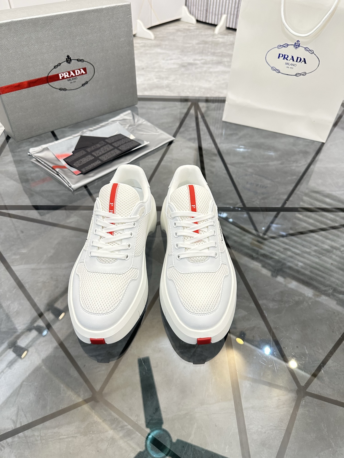 Precio de venta: P290 Artículos de alta gama y máxima calidadMarca: Prada *"Prada*" lowtop loafersTa