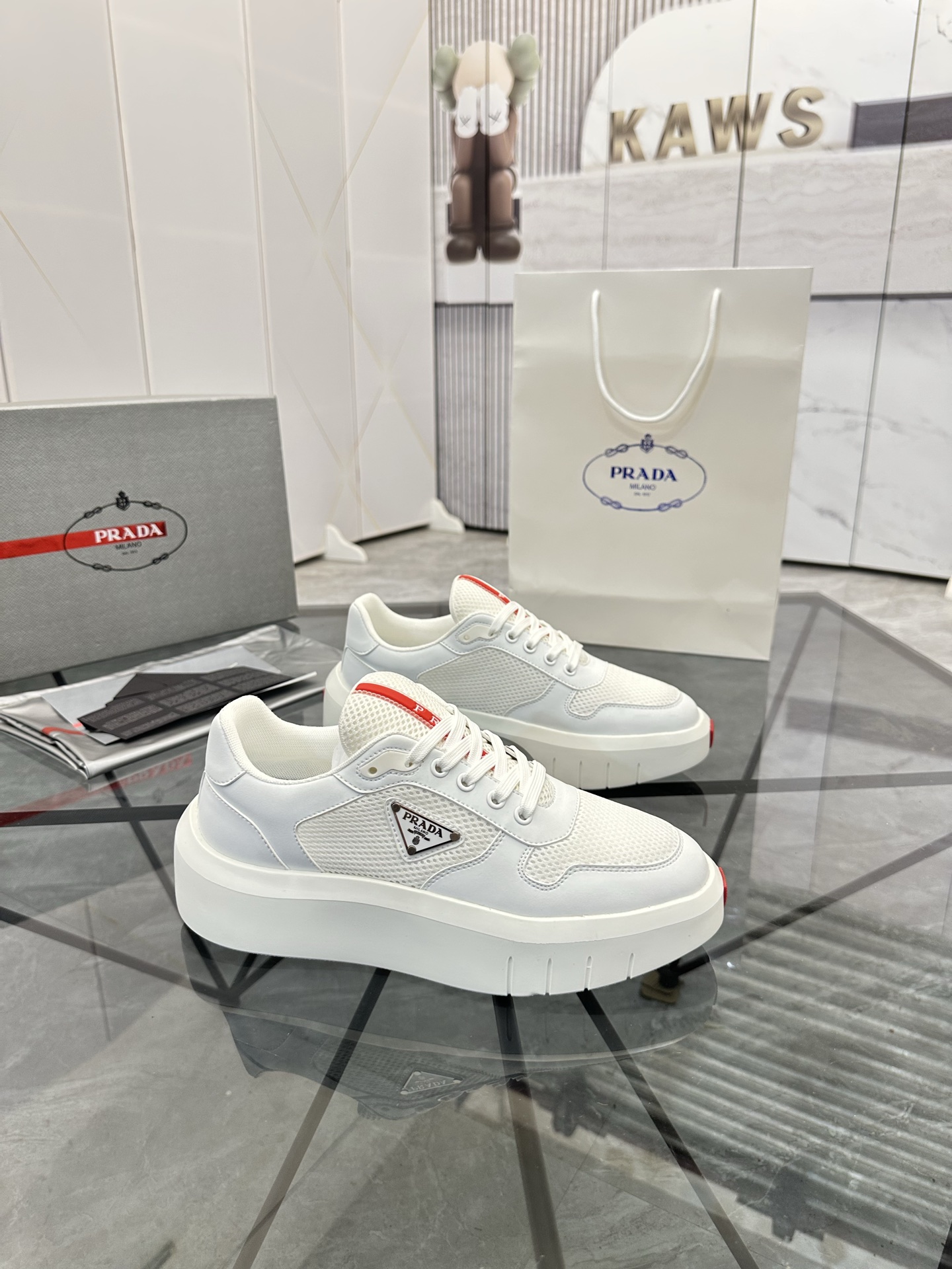 Precio de venta: P290 Artículos de alta gama y máxima calidadMarca: Prada *"Prada*" lowtop loafersTa