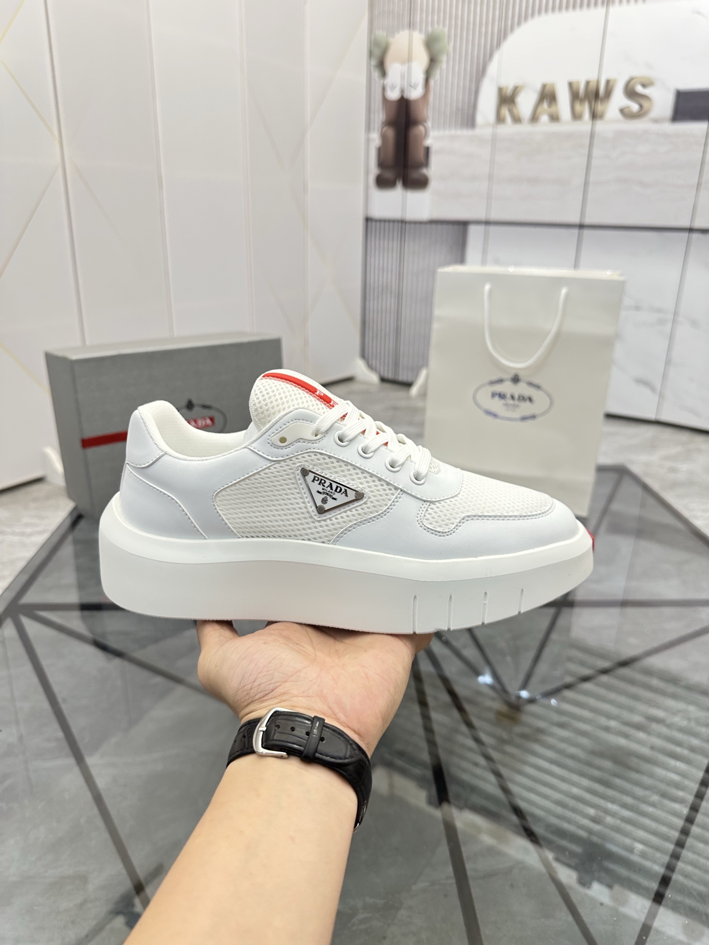Precio de venta: P290 Artículos de alta gama y máxima calidadMarca: Prada *"Prada*" lowtop loafersTa
