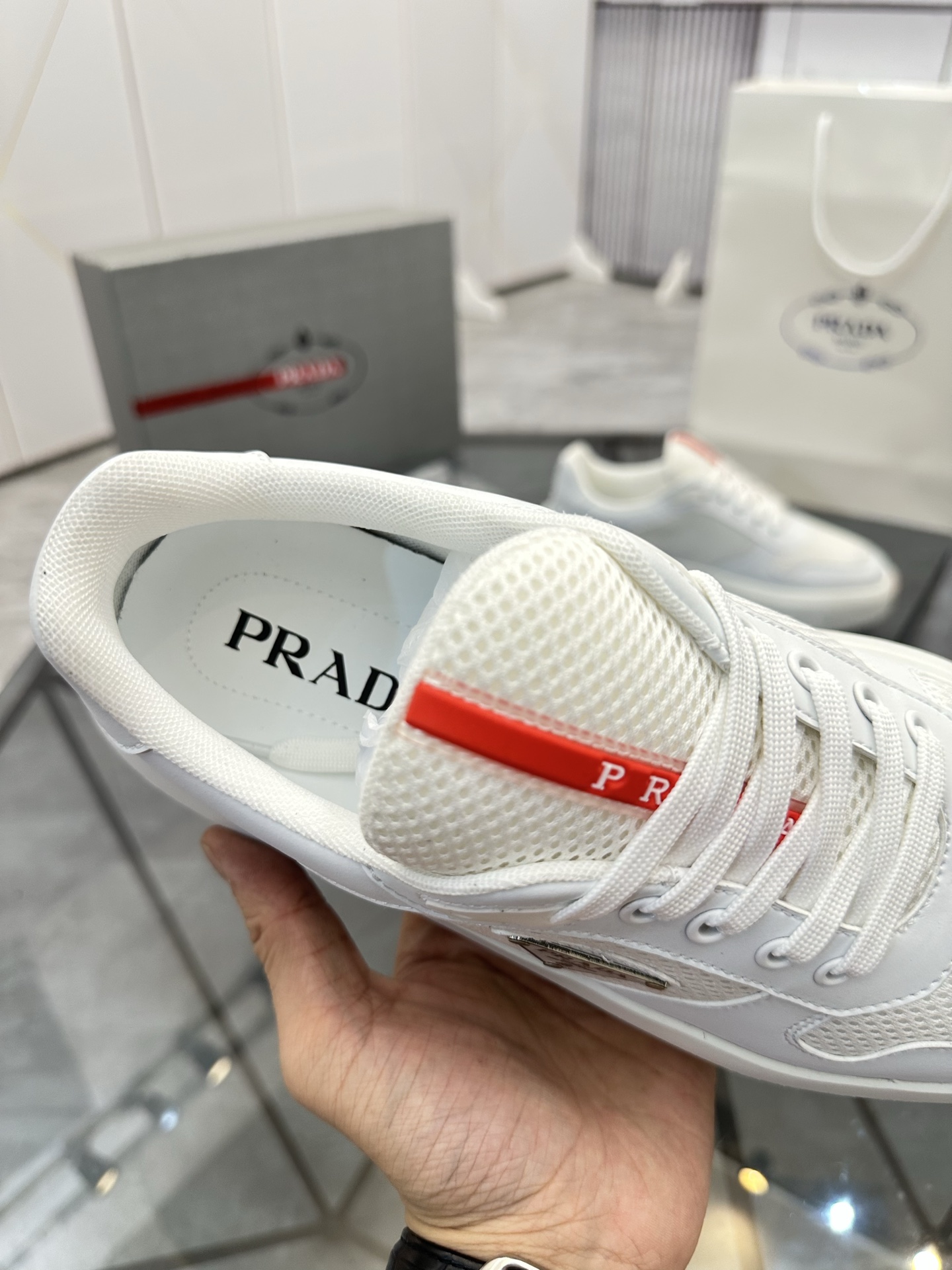 Precio de venta: P290 Artículos de alta gama y máxima calidadMarca: Prada *"Prada*" lowtop loafersTa