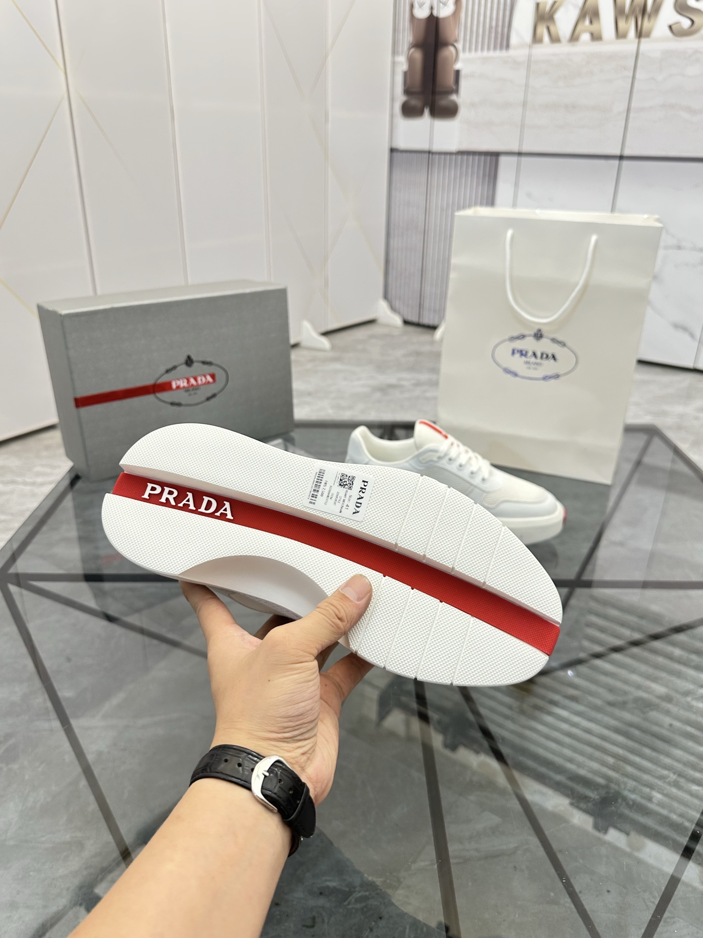 Precio de venta: P290 Artículos de alta gama y máxima calidadMarca: Prada *"Prada*" lowtop loafersTa