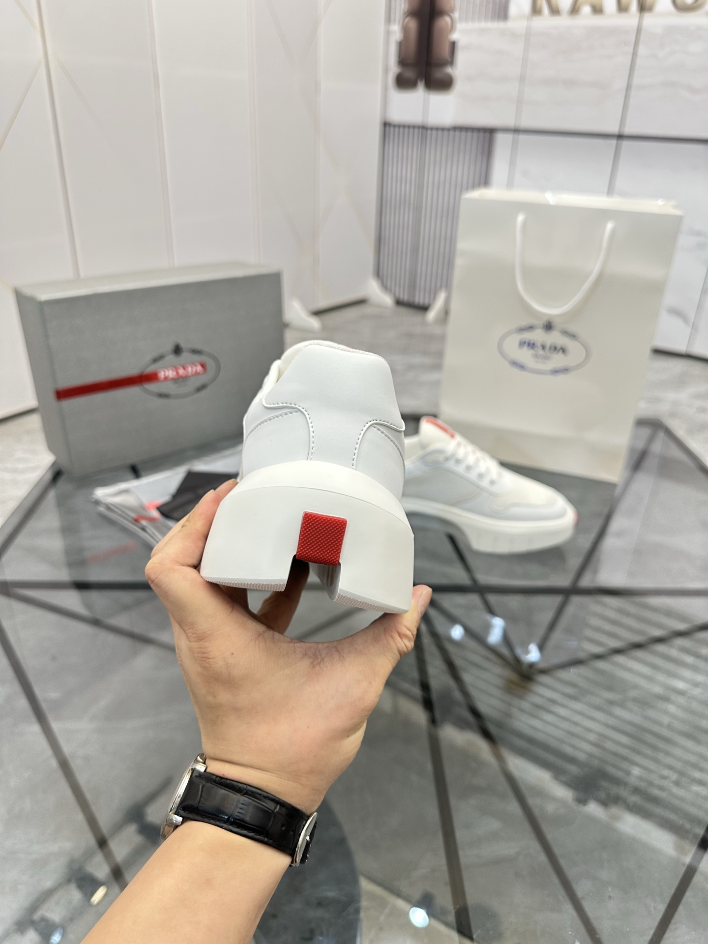 Precio de venta: P290 Artículos de alta gama y máxima calidadMarca: Prada *"Prada*" lowtop loafersTa