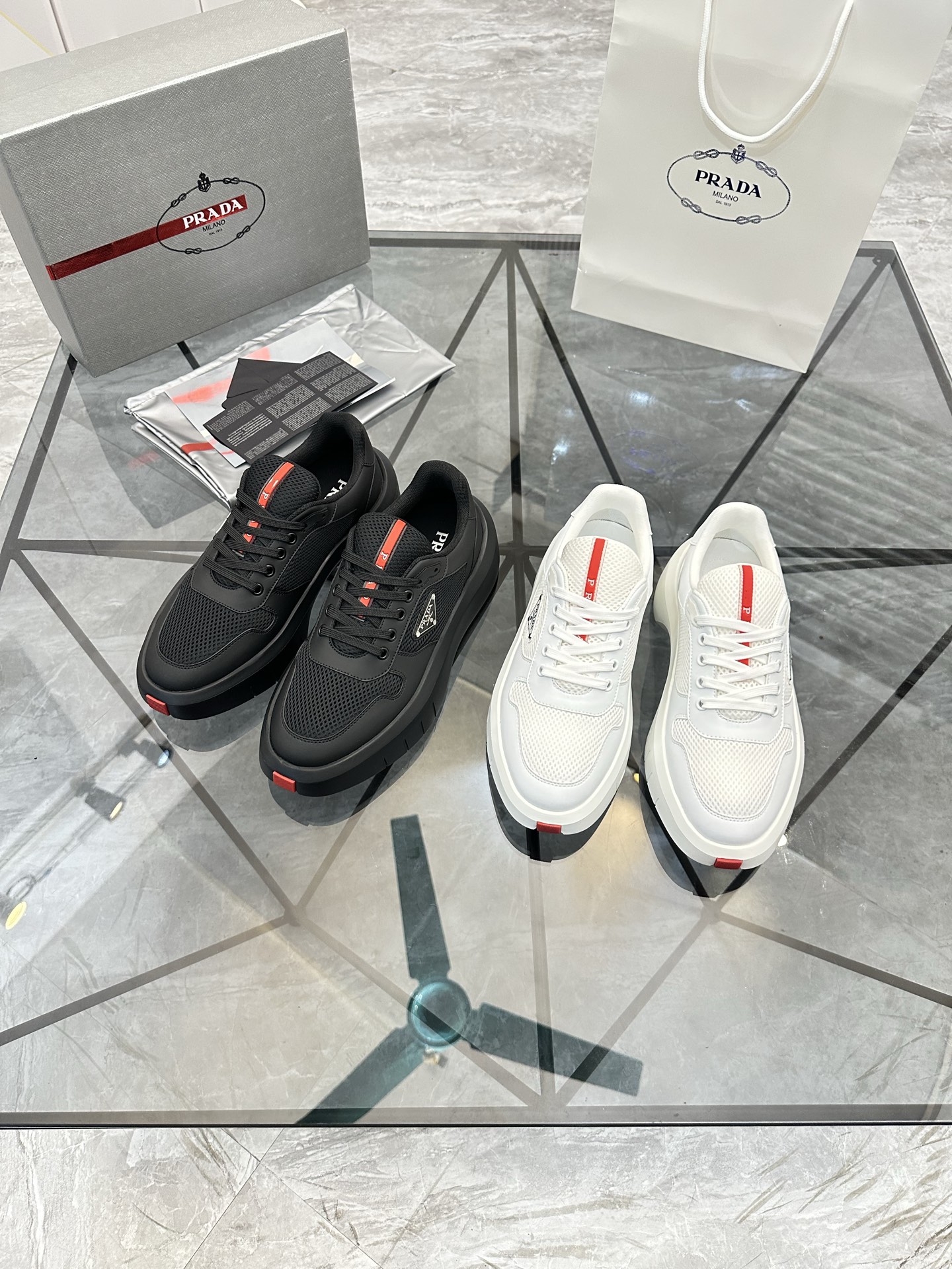Precio de venta: P290 Artículos de alta gama y máxima calidadMarca: Prada *"Prada*" lowtop loafersTa